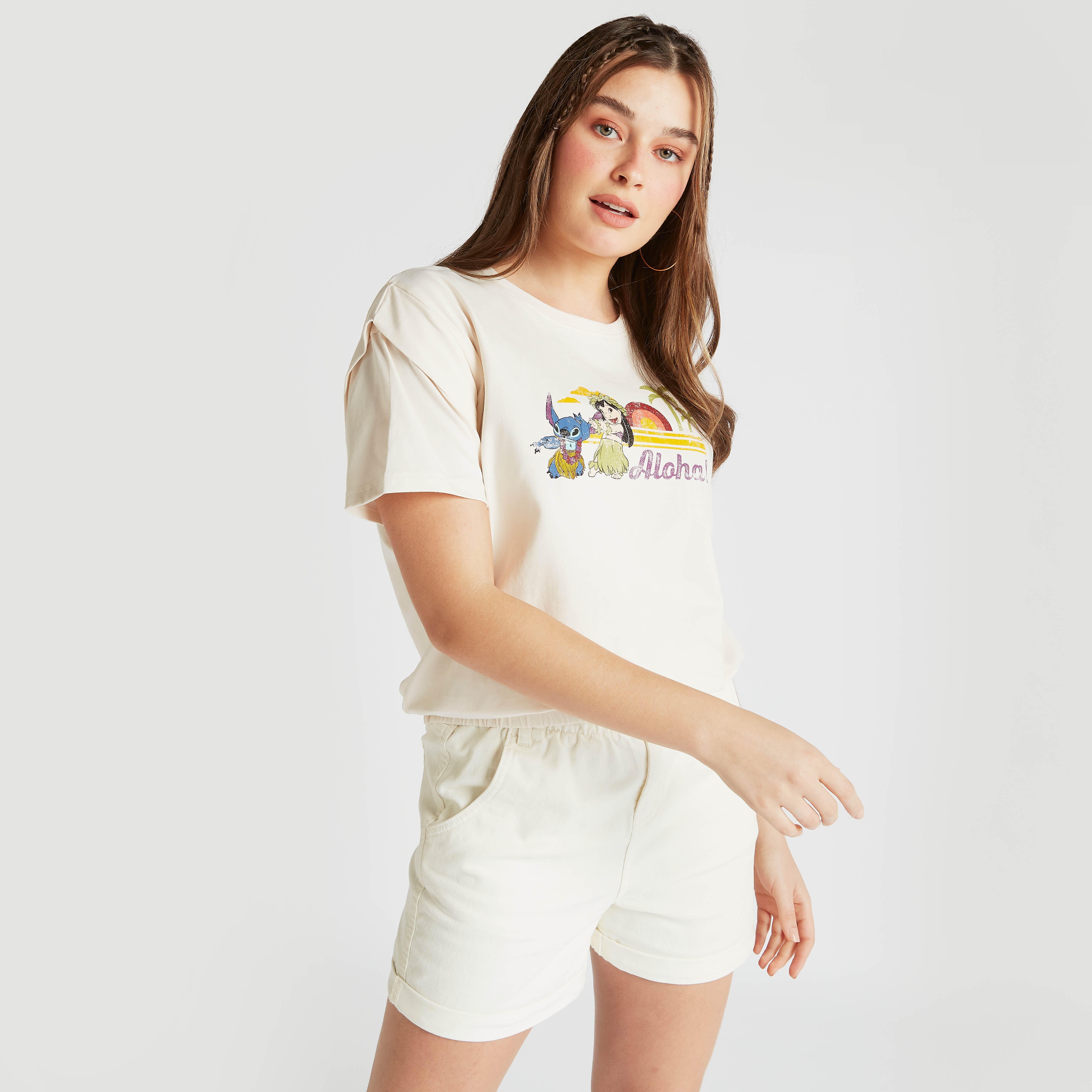 تيشيرت بياقة ضيّقة وأكمام قصيرة وطبعات مغرّزة وليلو-women-clothing-tshirts-image-5