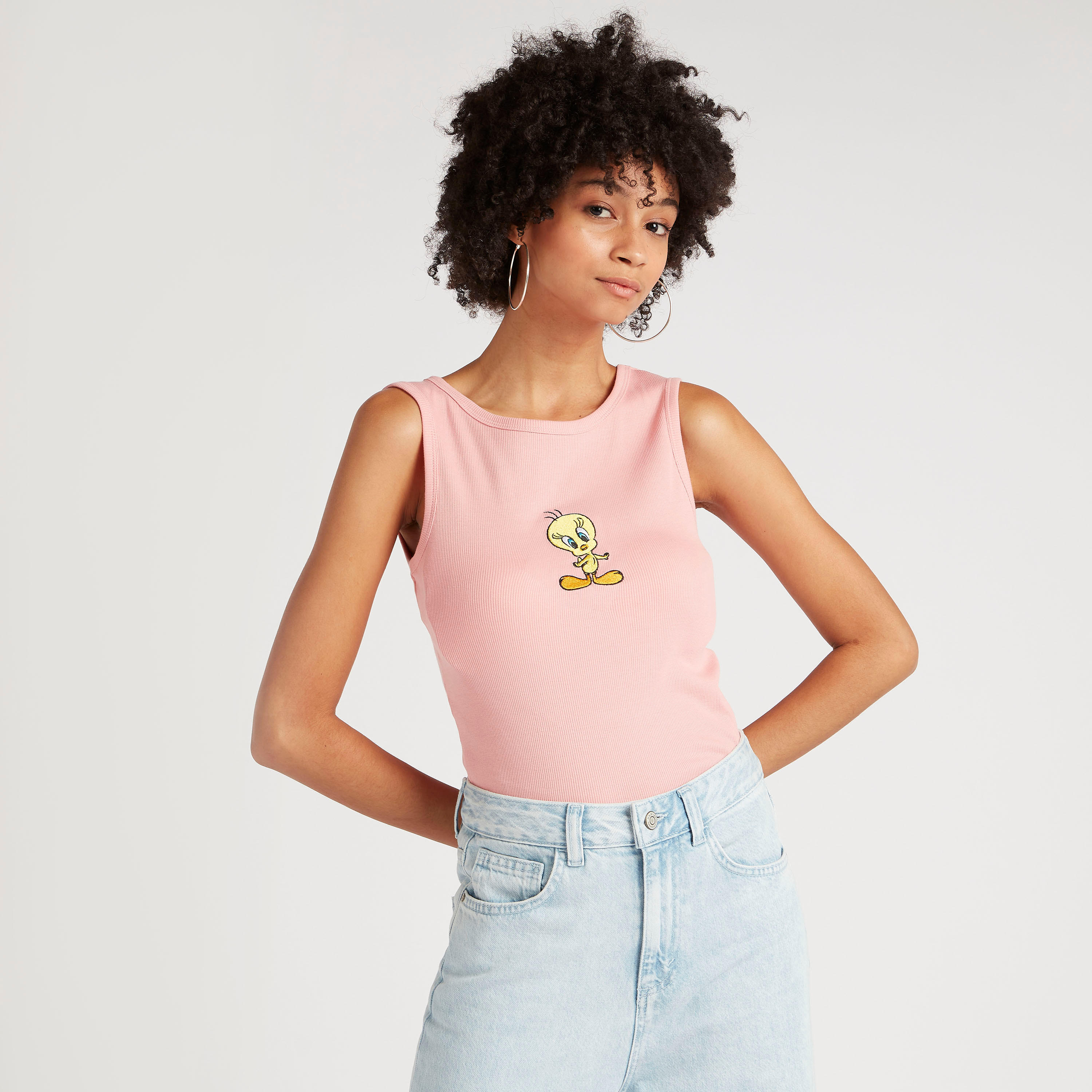 تيشيرت دون أكمام بياقة مستديرة وطبعات تويتي-women-clothing-tshirts-image-1