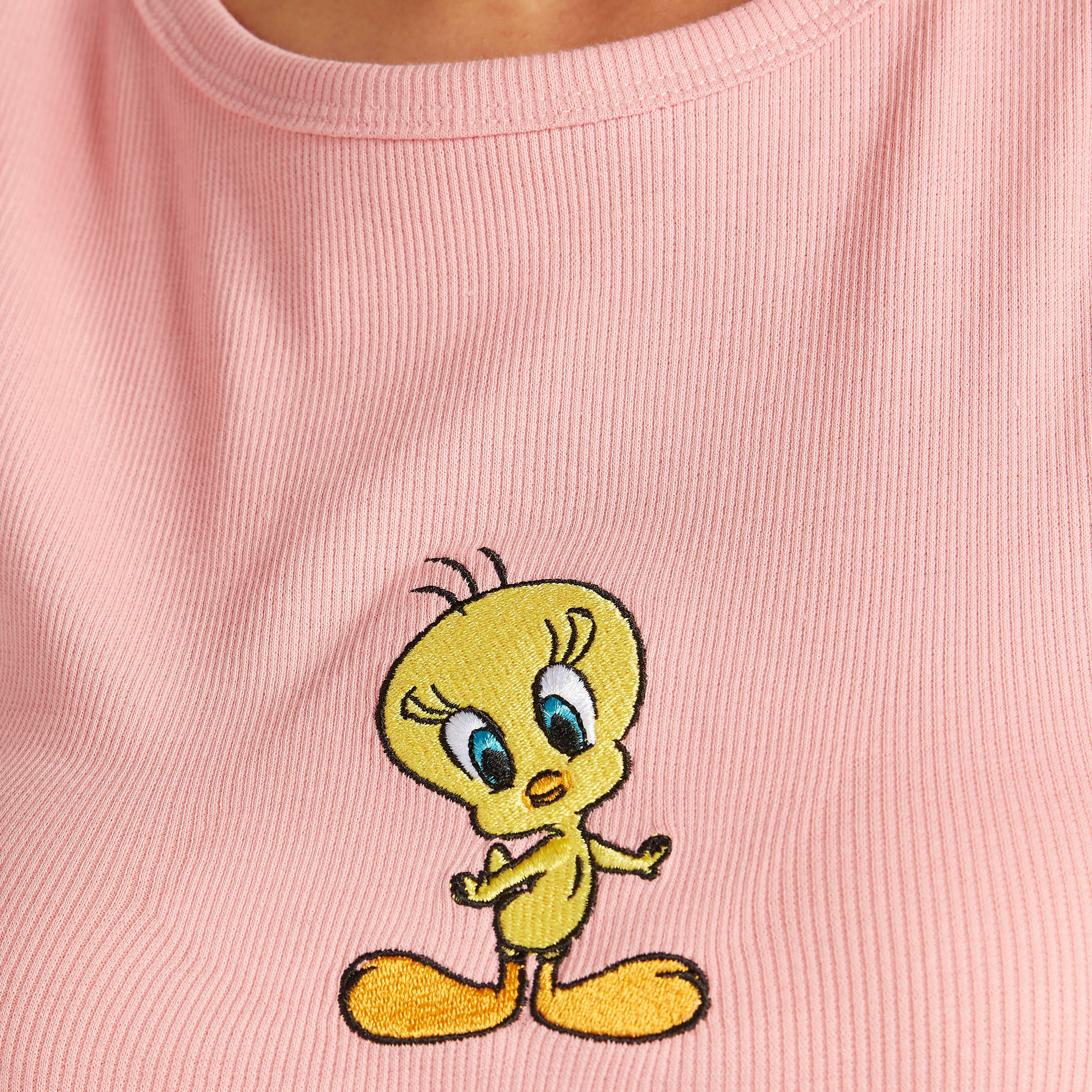 تيشيرت دون أكمام بياقة مستديرة وطبعات تويتي-women-clothing-tshirts-image-3