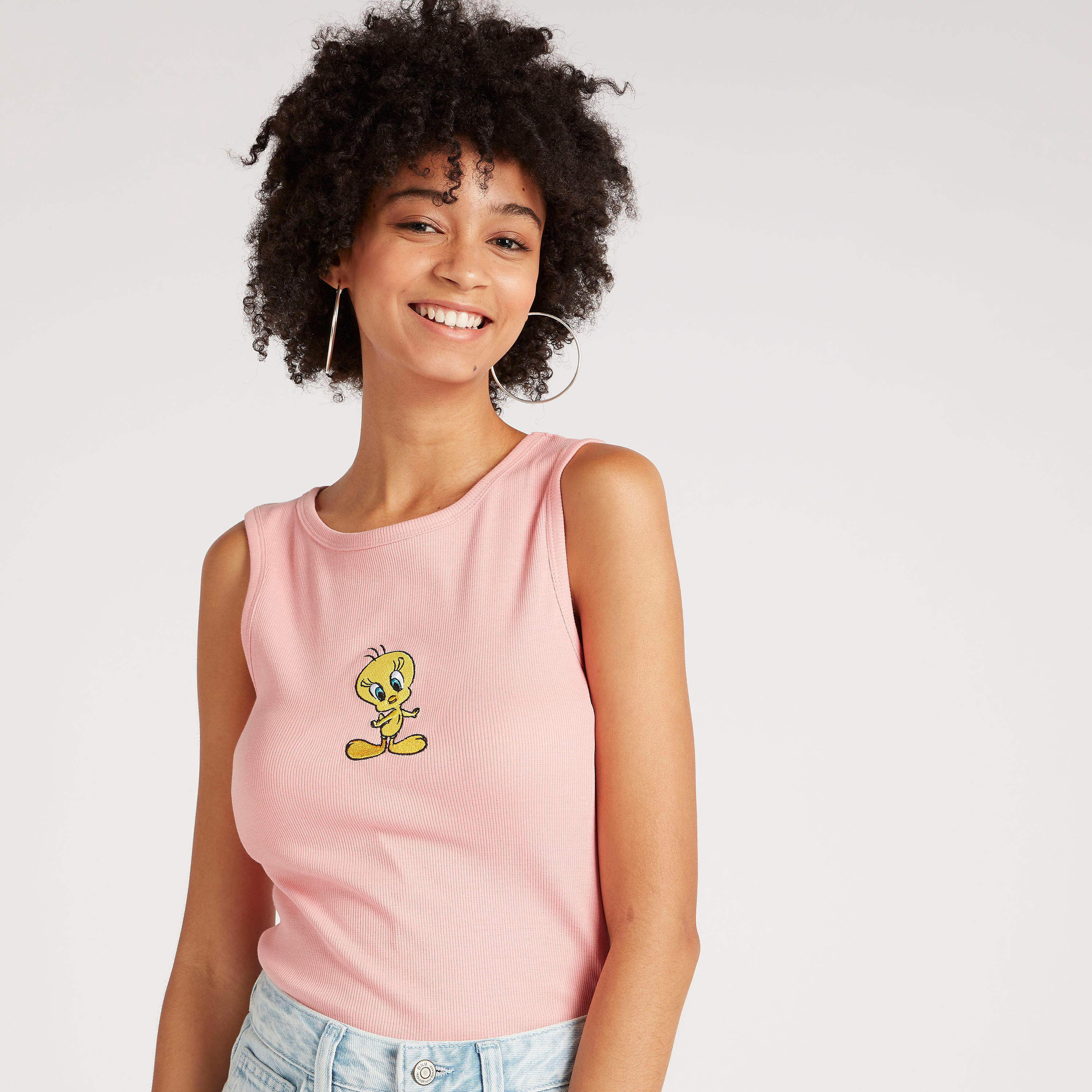تيشيرت دون أكمام بياقة مستديرة وطبعات تويتي-women-clothing-tshirts-image-5