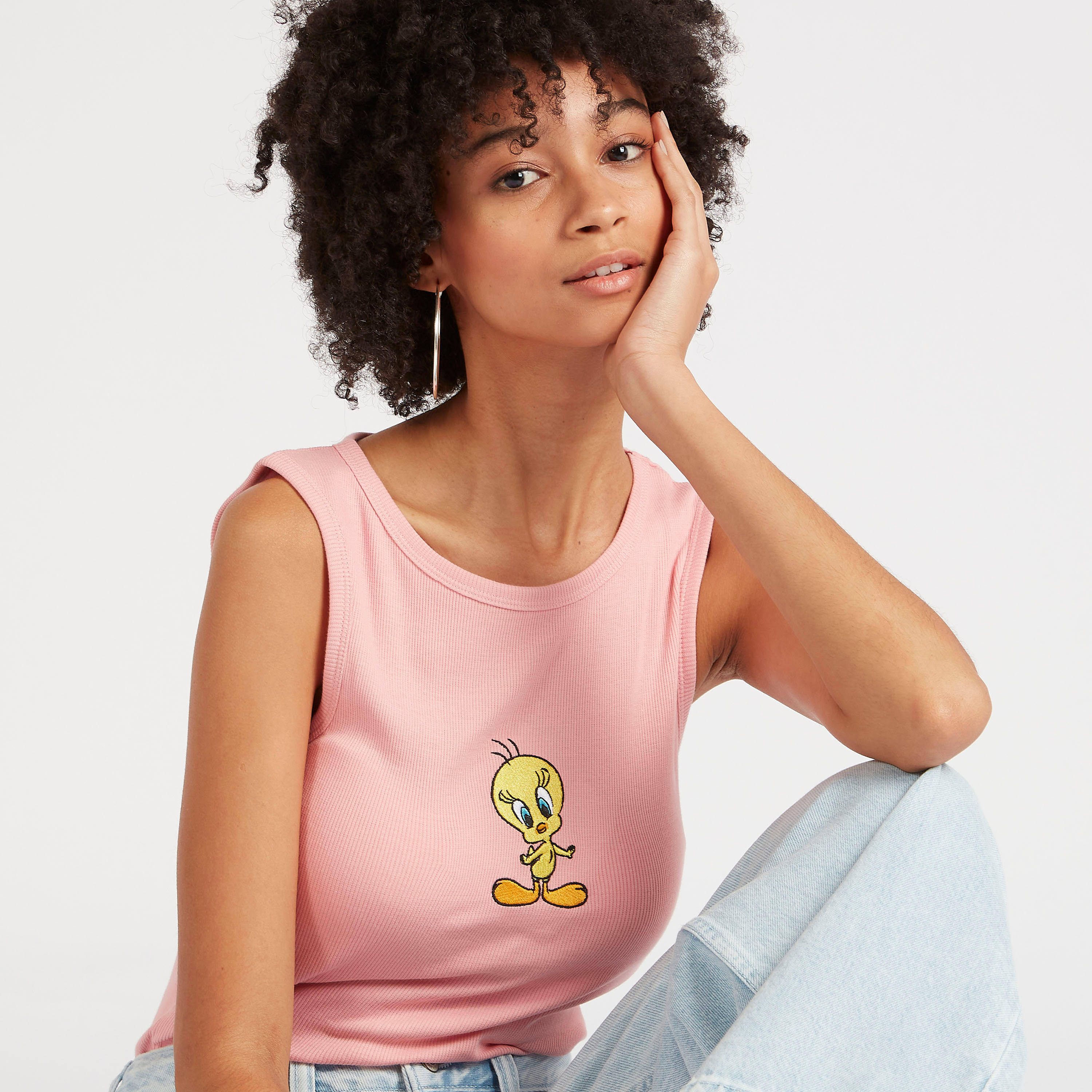 تيشيرت دون أكمام بياقة مستديرة وطبعات تويتي-women-clothing-tshirts-image-6