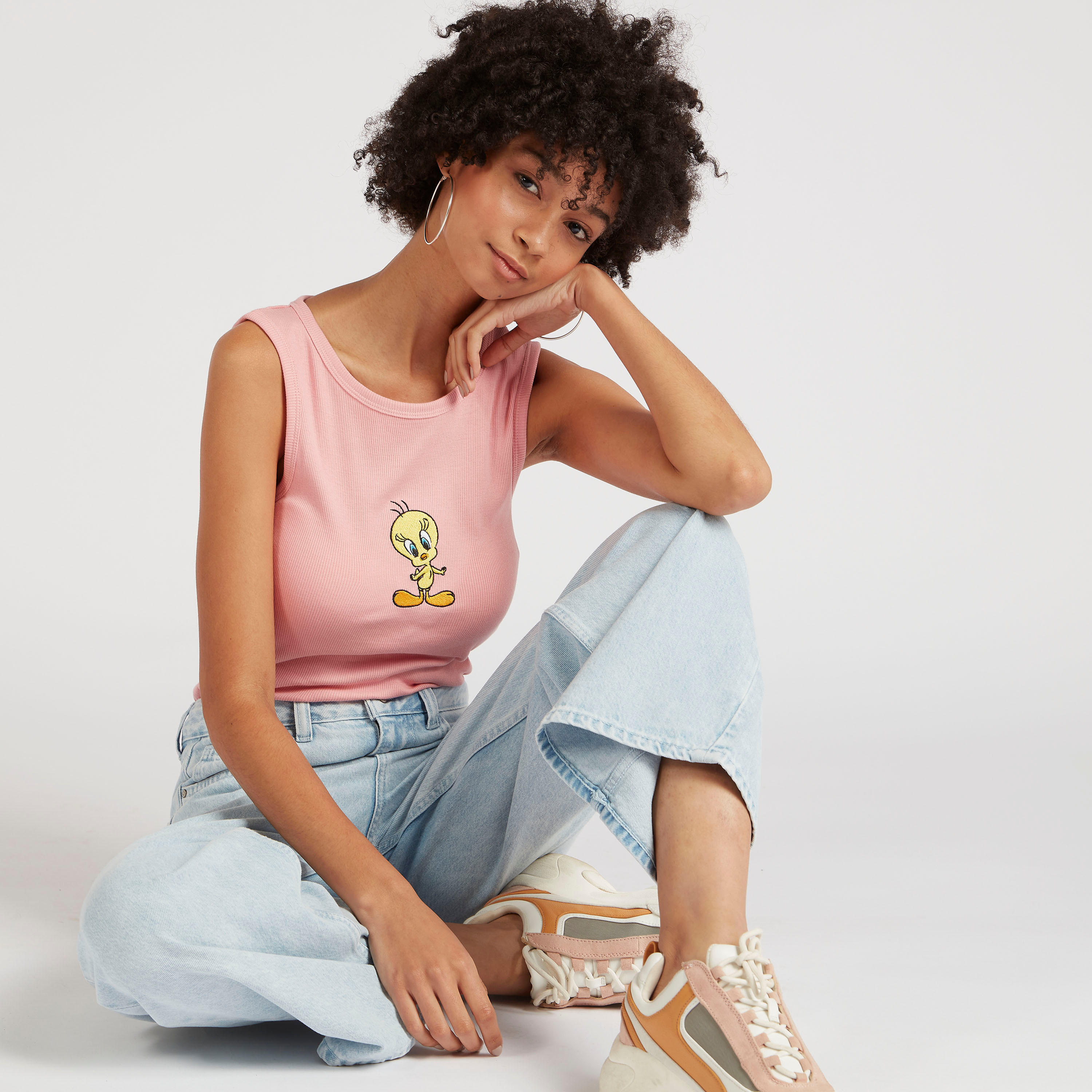 تيشيرت دون أكمام بياقة مستديرة وطبعات تويتي-women-clothing-tshirts-image-7