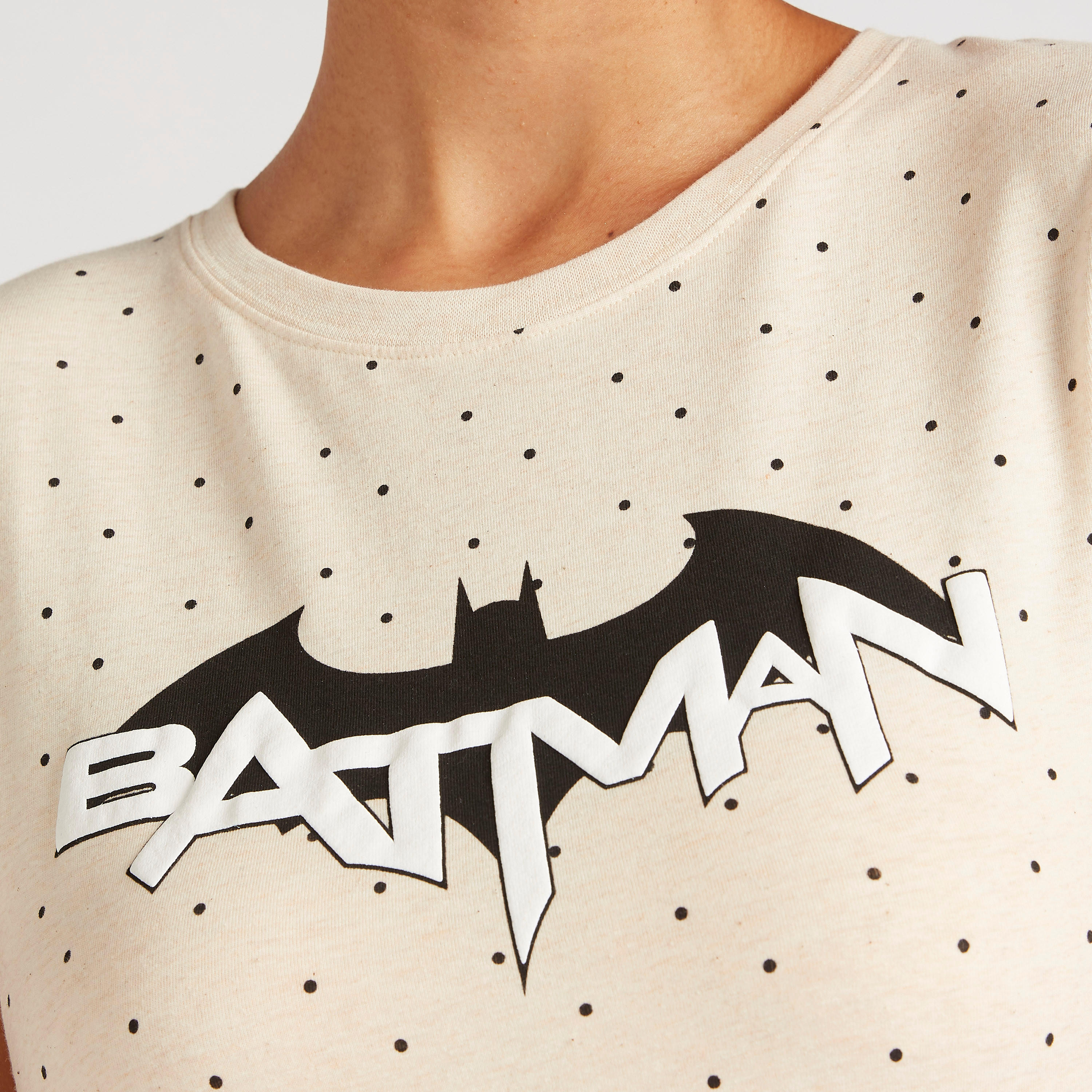 تيشيرت بياقة ضيّقة وأكمام كاب وطبعات باتمان-women-clothing-tshirts-image-2