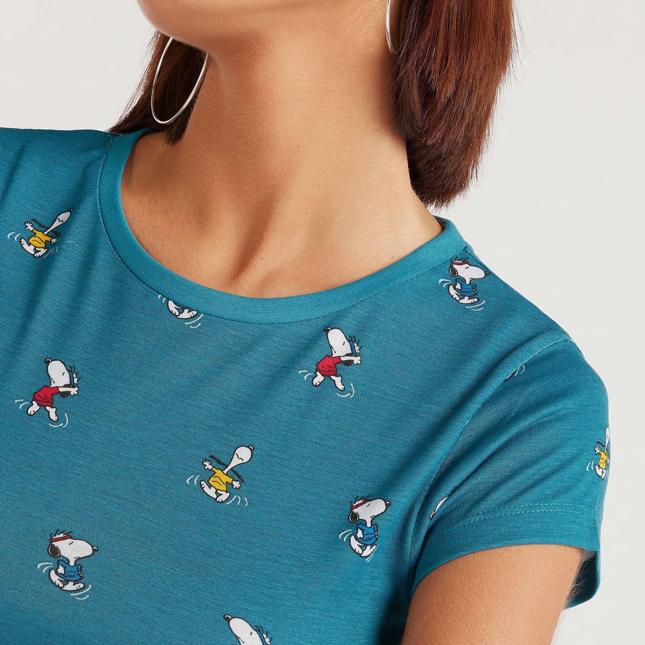 تيشيرت بياقة ضيّقة وأكمام كاب وطبعات-women-clothing-tshirts-image-5