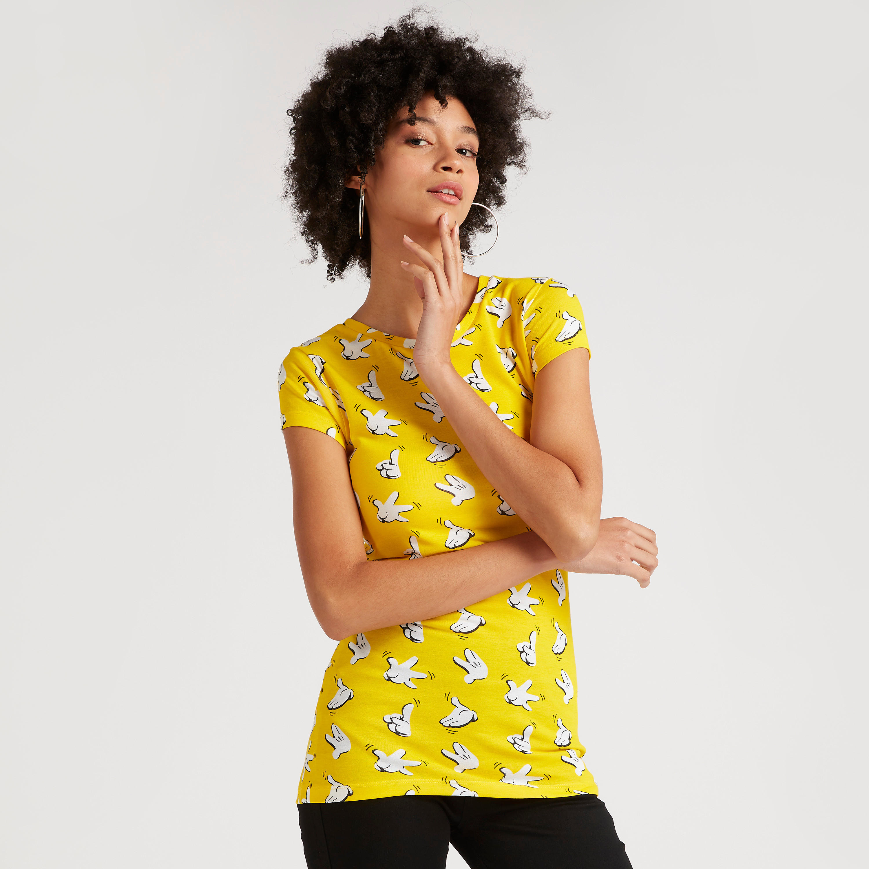 تيشيرت بياقة ضيقة وأكمام كاب وطبعات جرافيك-women-clothing-tshirts-image-1
