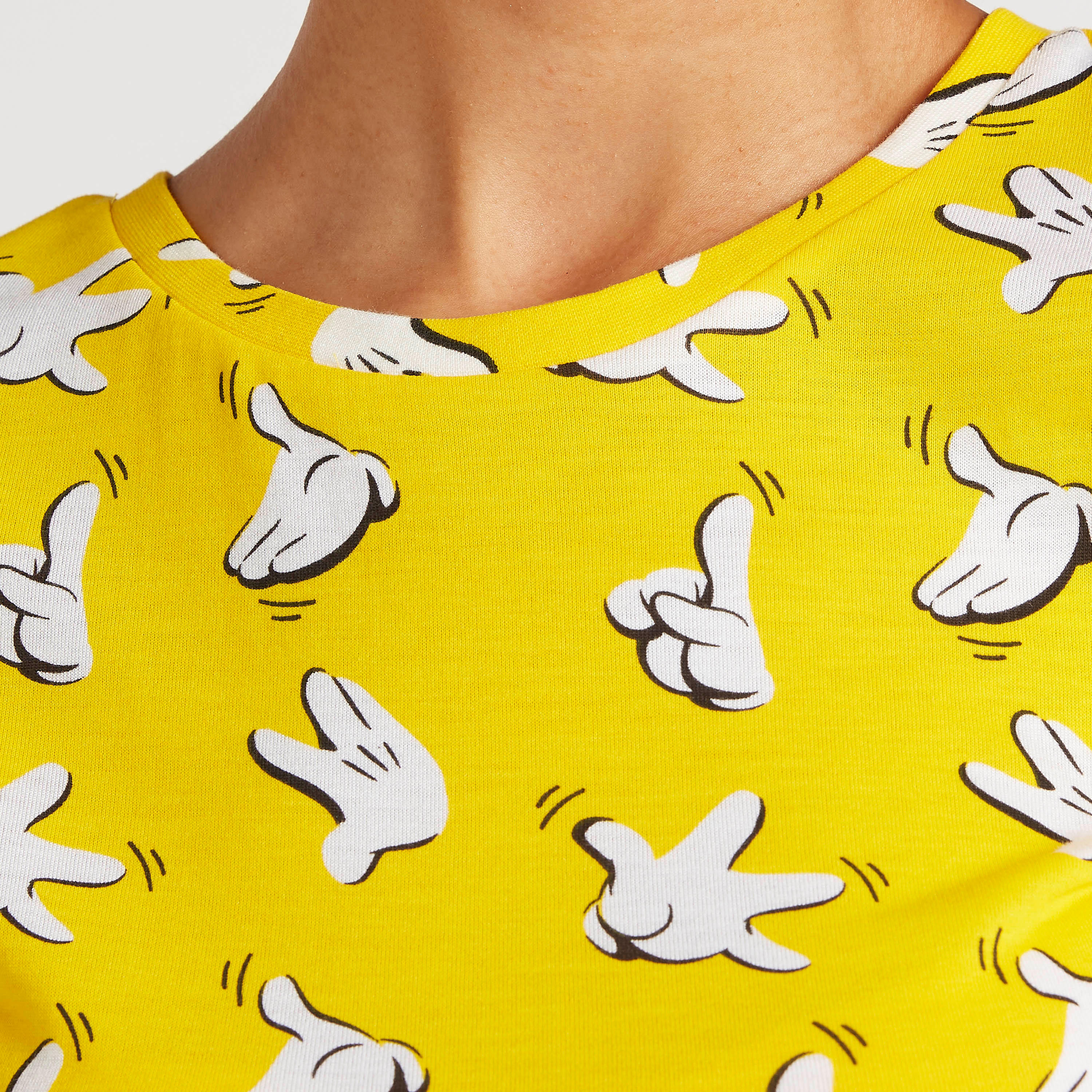 تيشيرت بياقة ضيقة وأكمام كاب وطبعات جرافيك-women-clothing-tshirts-image-3