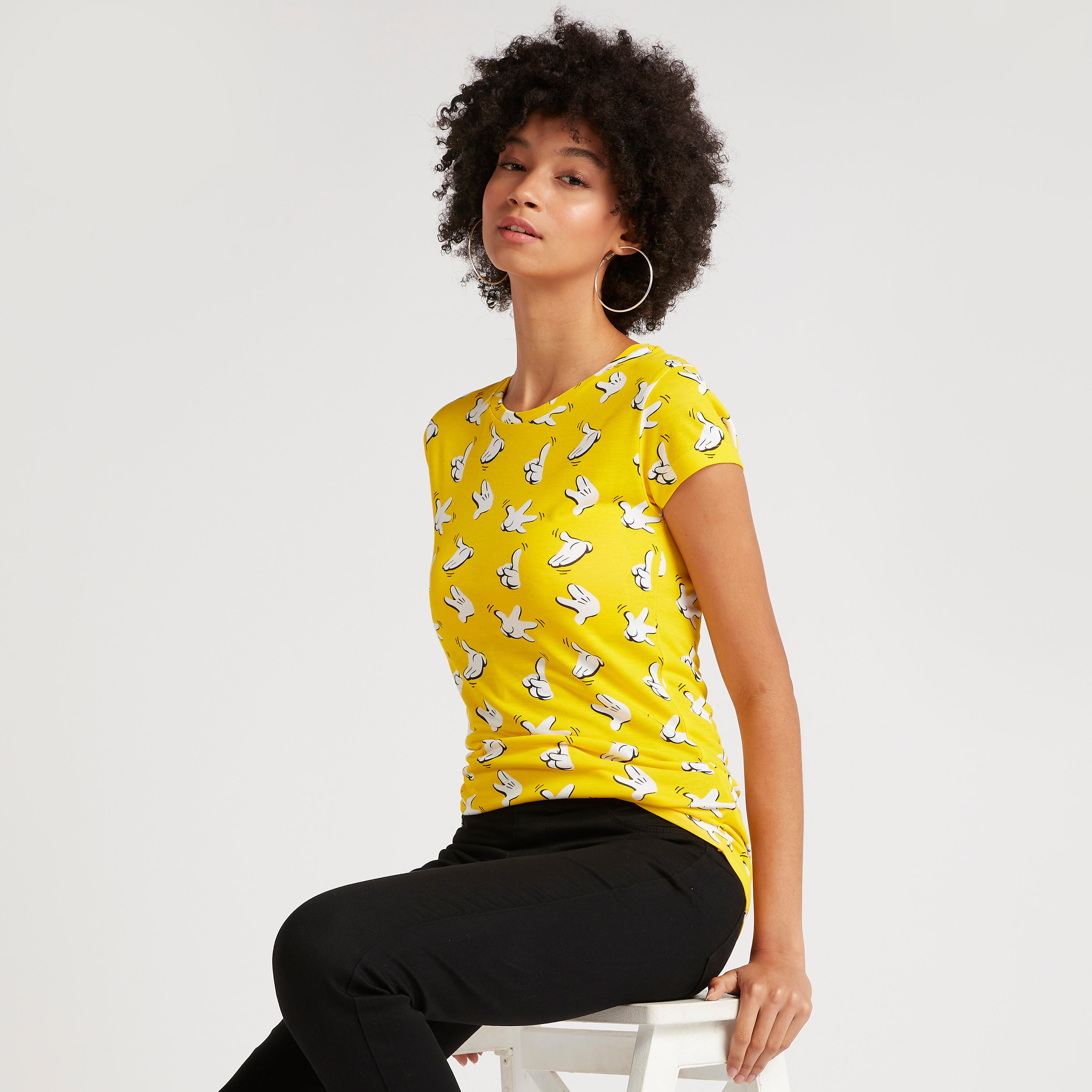 تيشيرت بياقة ضيقة وأكمام كاب وطبعات جرافيك-women-clothing-tshirts-image-5