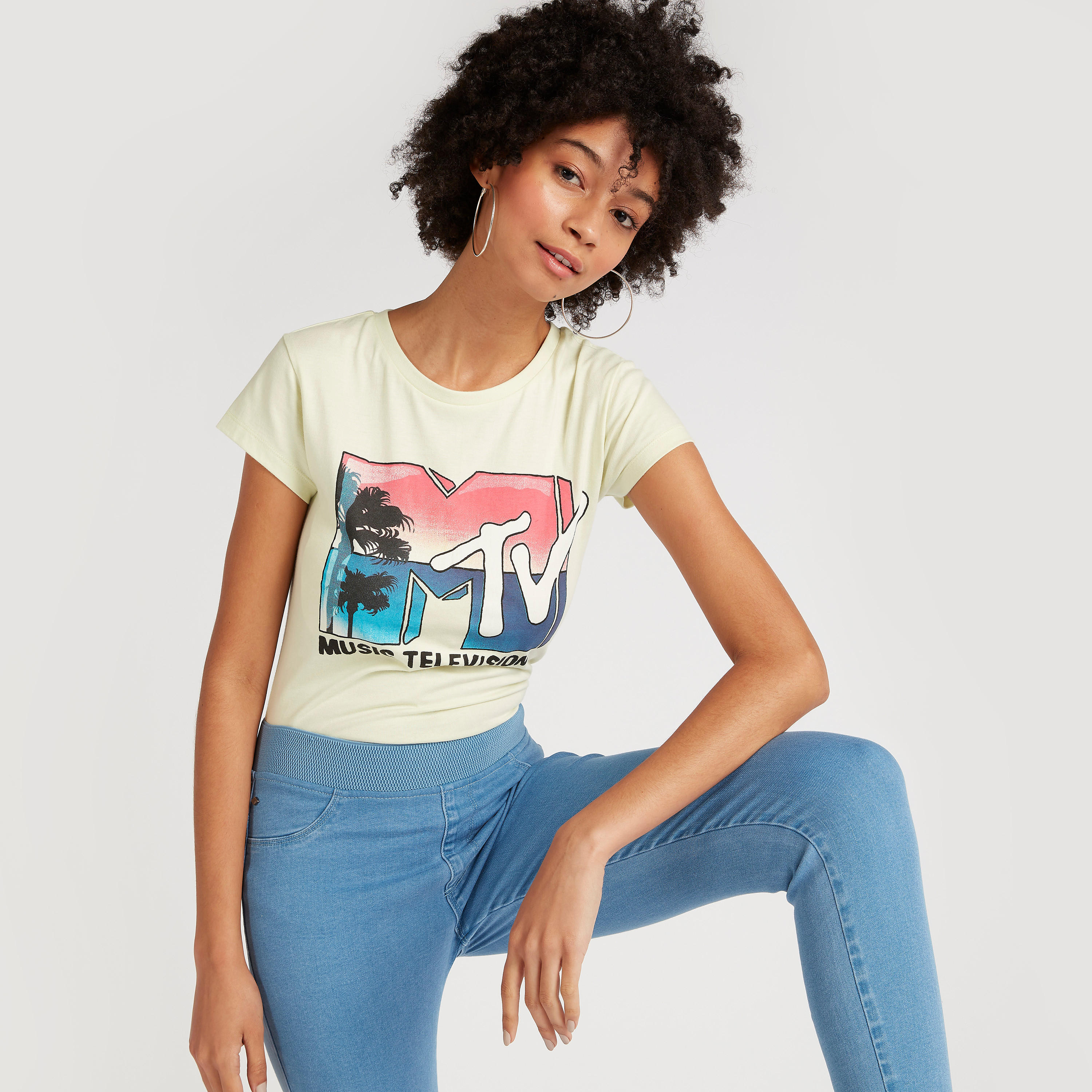 تيشيرت بياقة ضيّقة وأكمام قصيرة وطبعات-women-clothing-tshirts-image-5