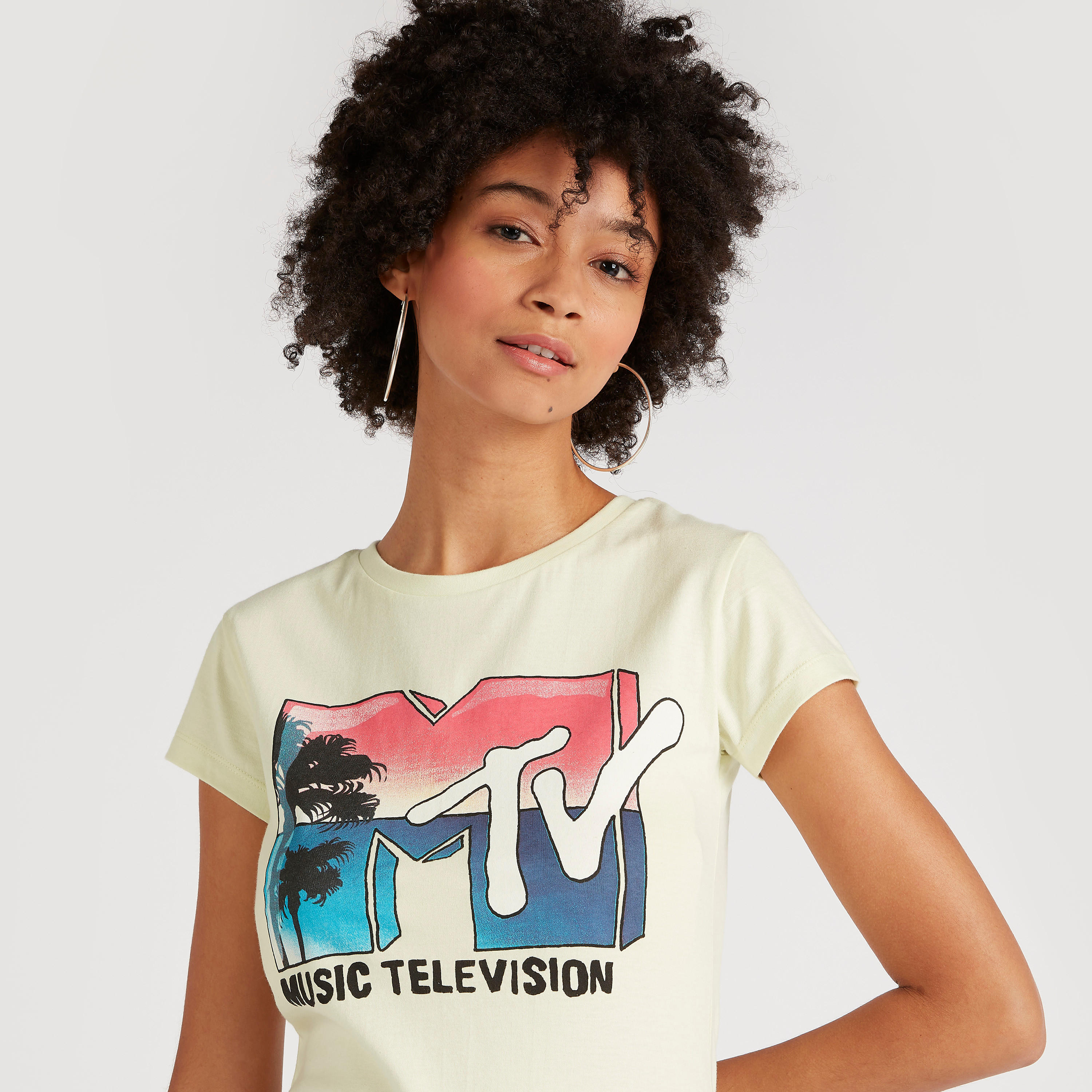 تيشيرت بياقة ضيّقة وأكمام قصيرة وطبعات-women-clothing-tshirts-image-3