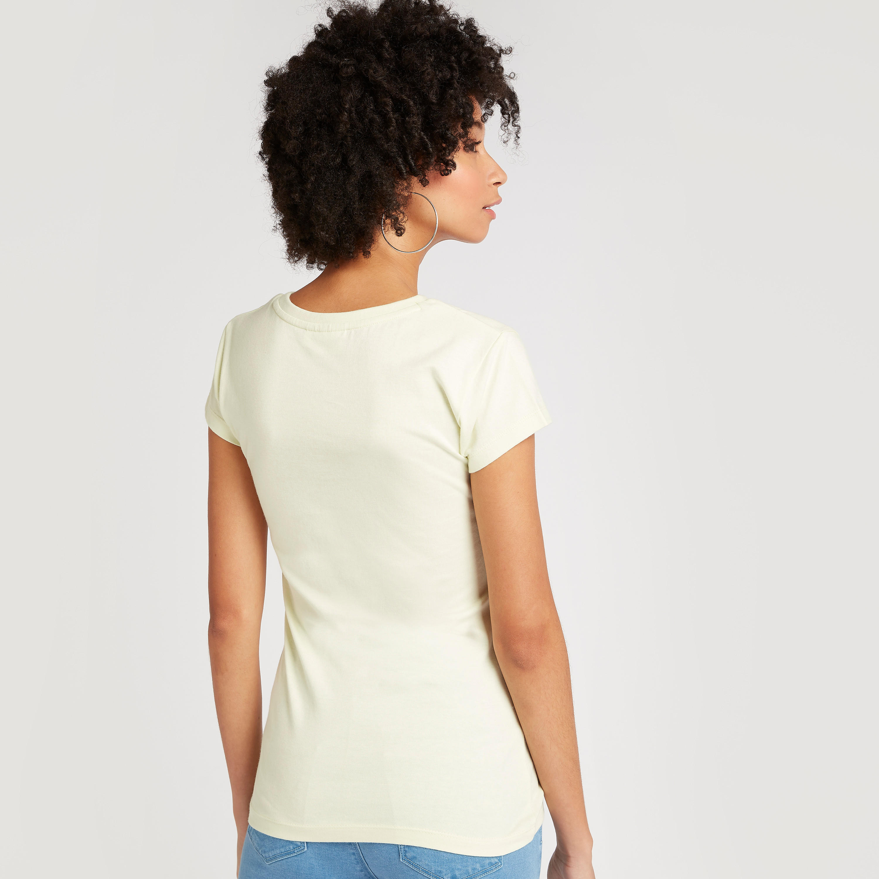 تيشيرت بياقة ضيّقة وأكمام قصيرة وطبعات-women-clothing-tshirts-image-2