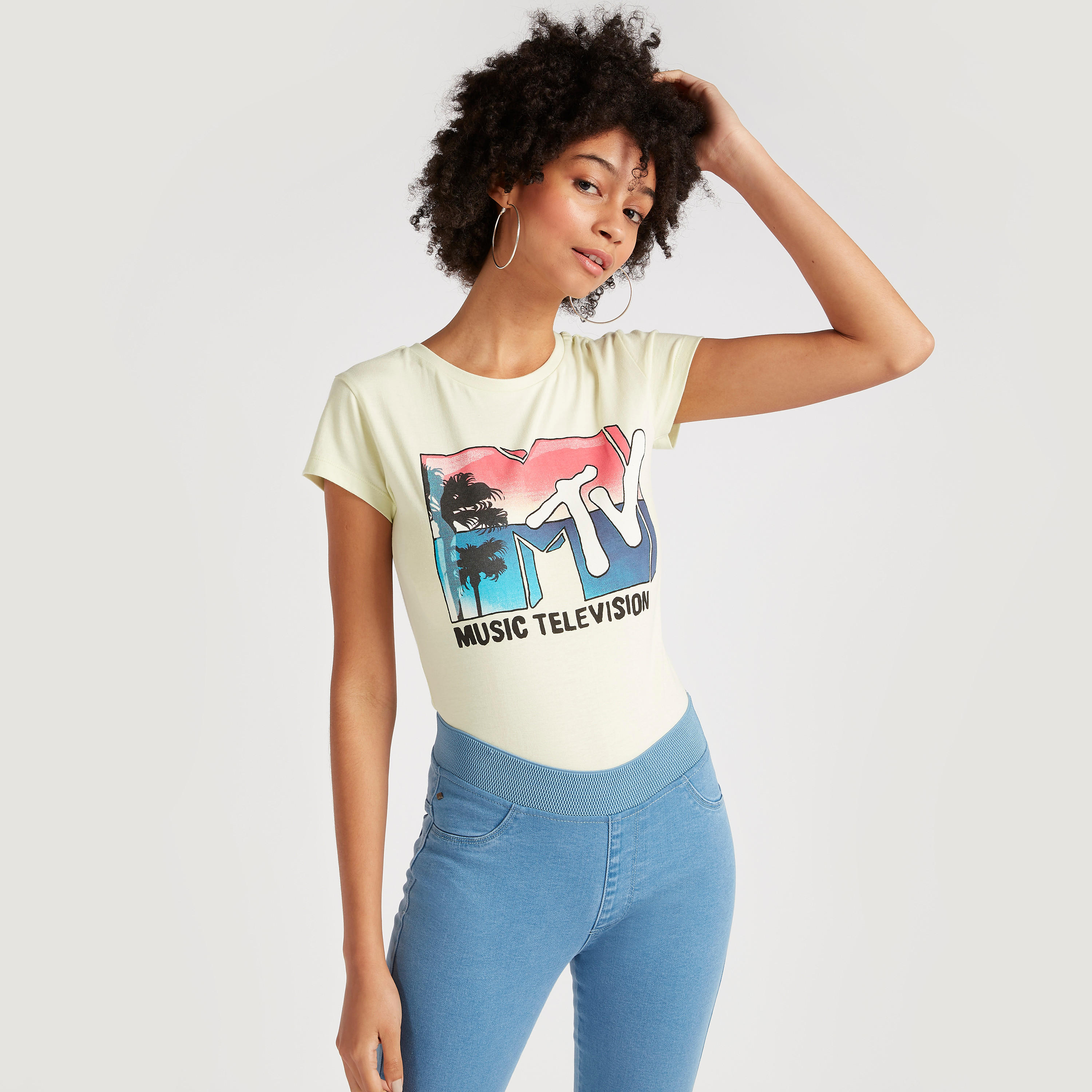 تيشيرت بياقة ضيّقة وأكمام قصيرة وطبعات-women-clothing-tshirts-image-1