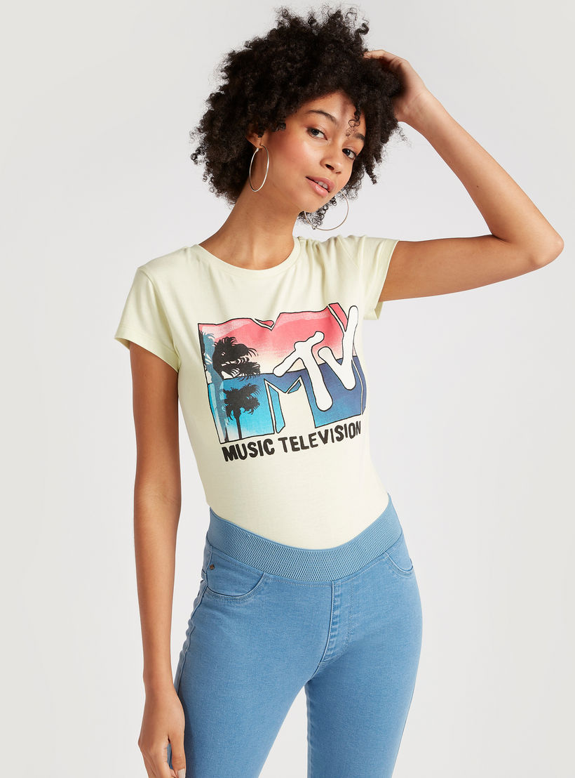 تيشيرت بياقة ضيّقة وأكمام قصيرة وطبعات-women-clothing-tshirts-image-1