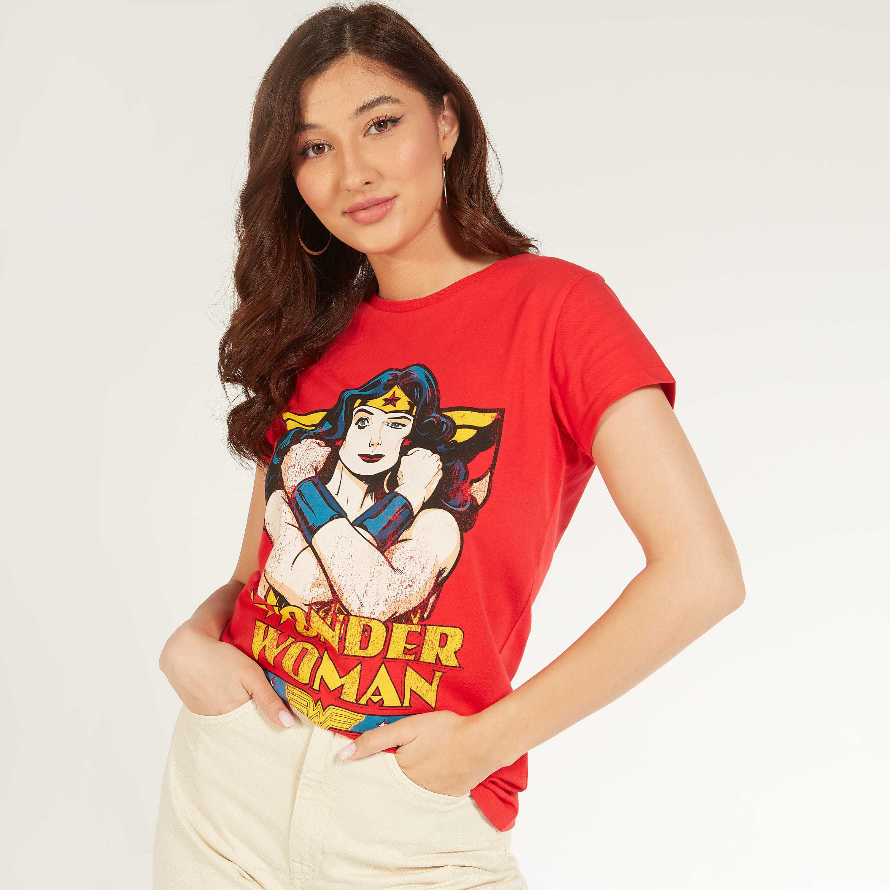 تيشيرت بياقة ضيقة وأكمام كاب وطبعات واندر وامن-women-clothing-tshirts-image-1