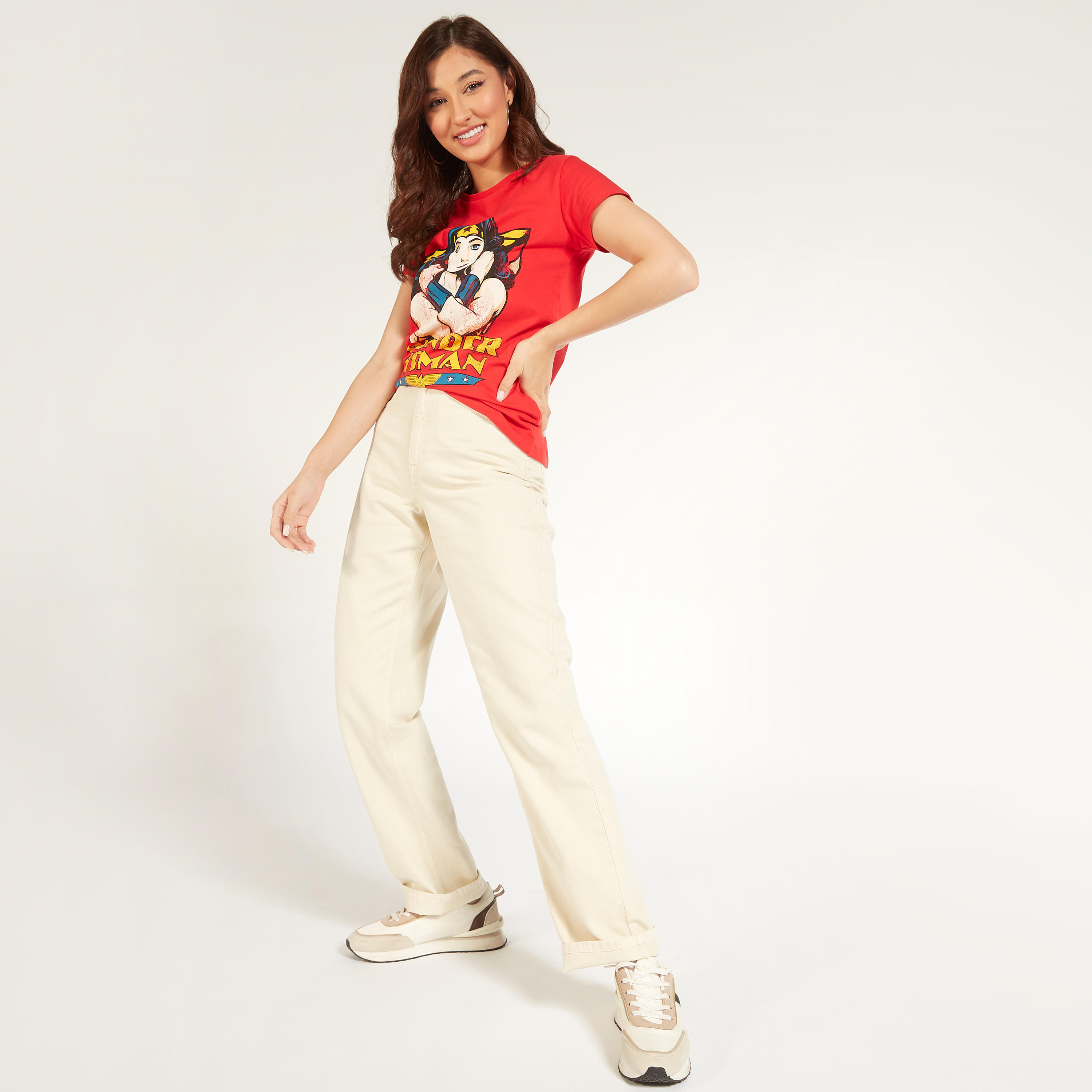 تيشيرت بياقة ضيقة وأكمام كاب وطبعات واندر وامن-women-clothing-tshirts-image-2