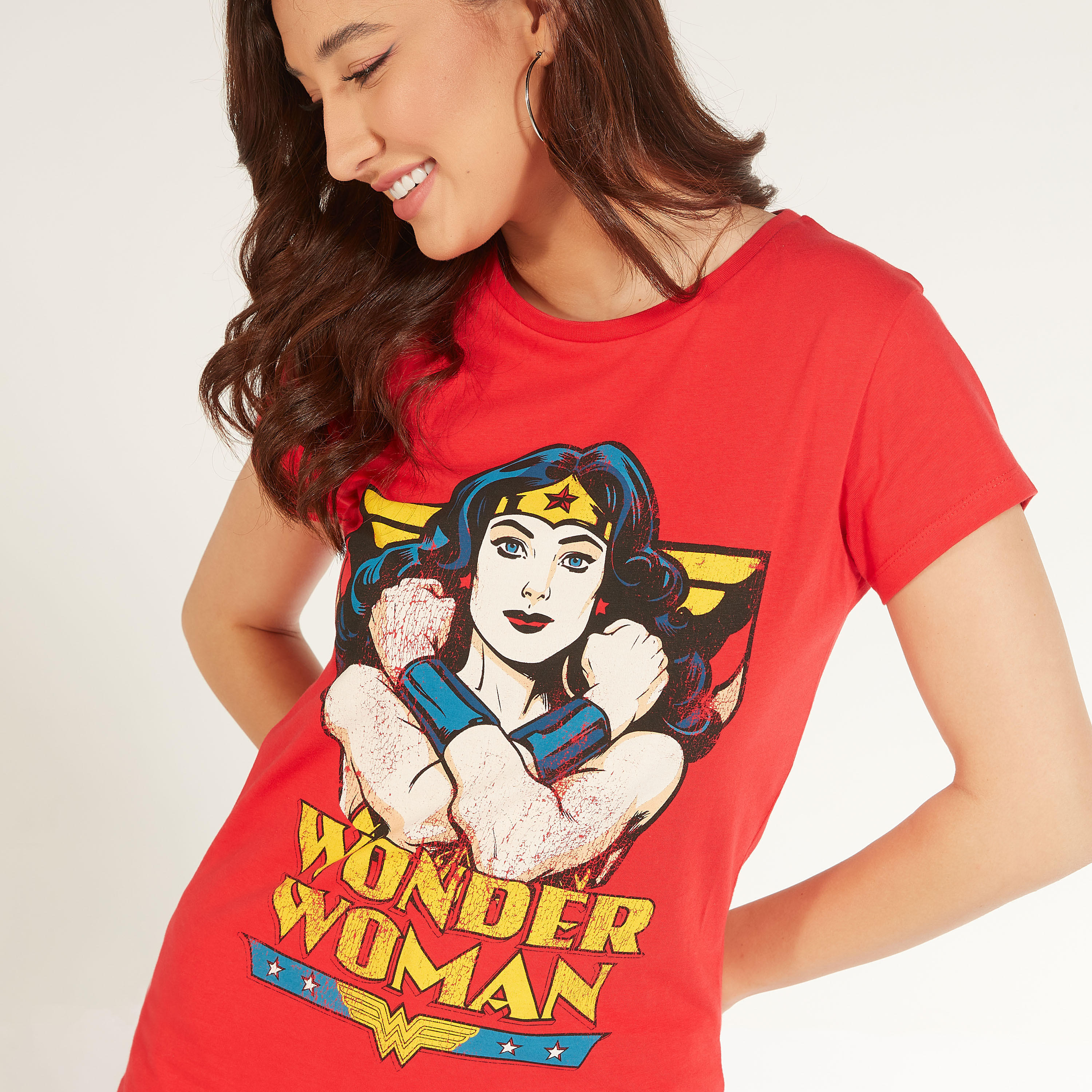 تيشيرت بياقة ضيقة وأكمام كاب وطبعات واندر وامن-women-clothing-tshirts-image-3
