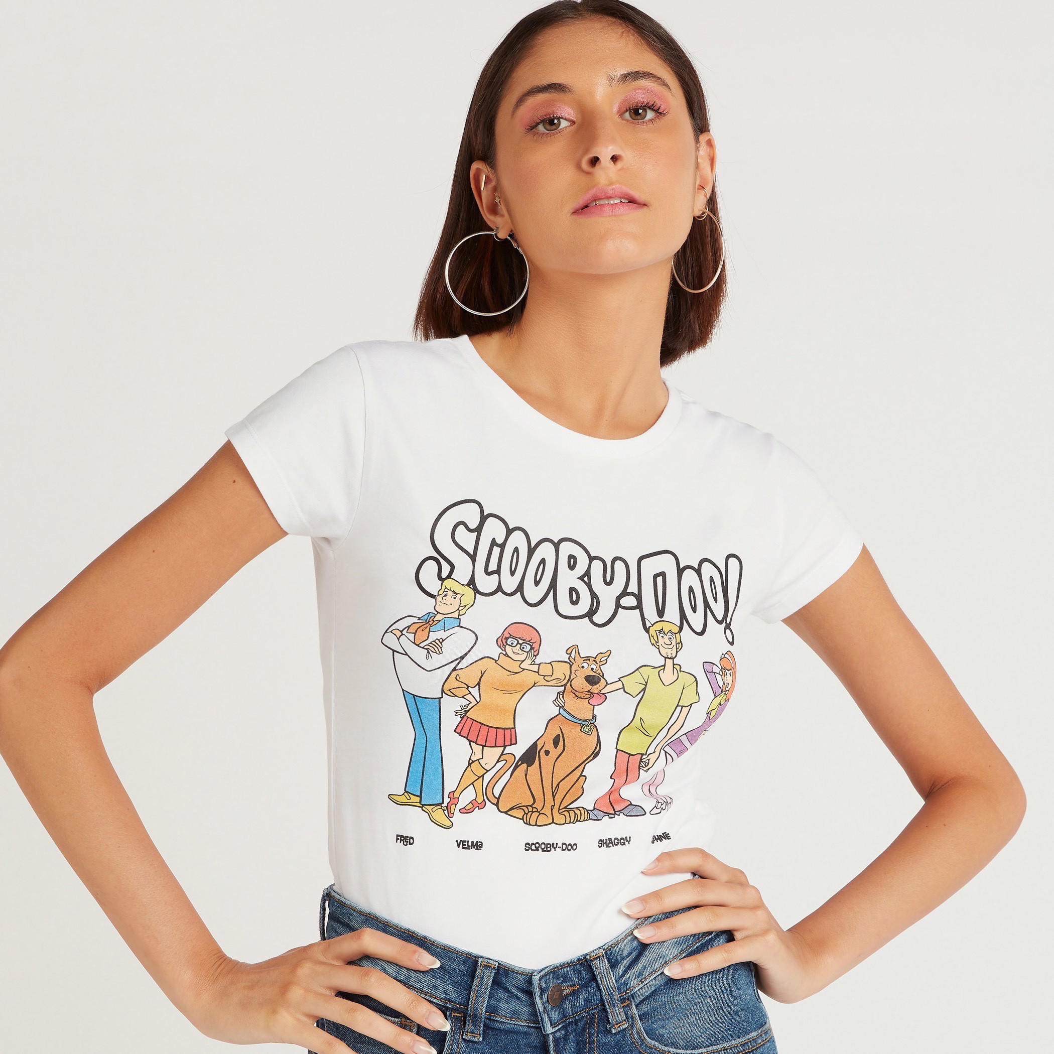 تيشيرت بياقة مستديرة وأكمام كاب وطبعات سكوبي دوو-women-clothing-tshirts-image-5