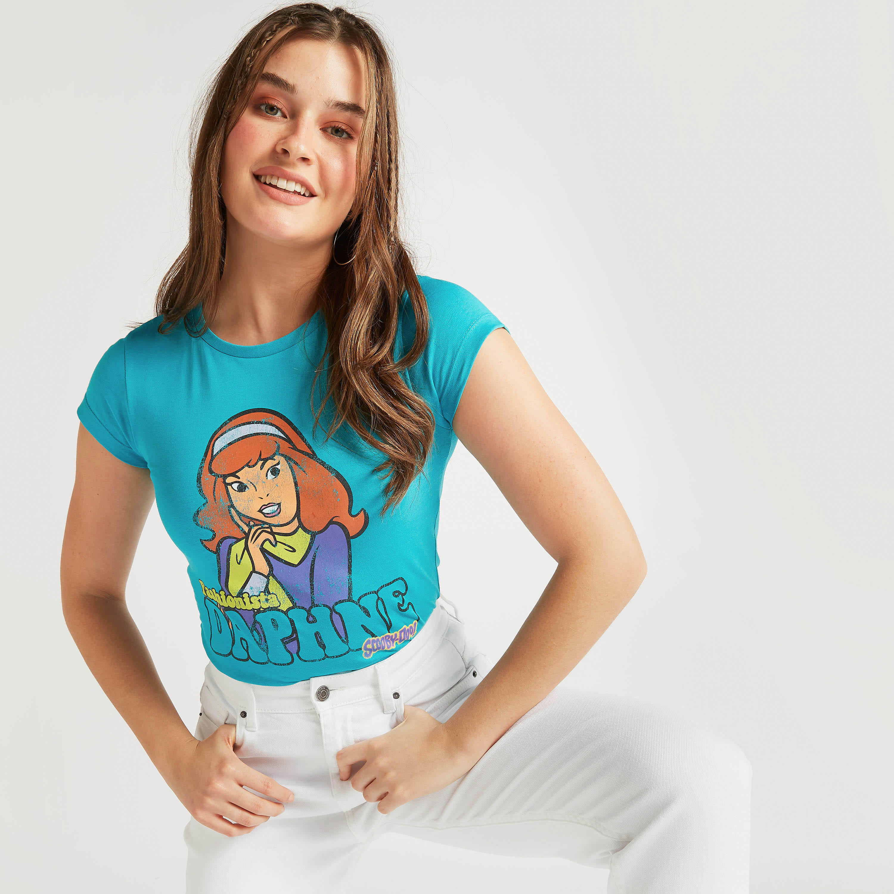تيشيرت بياقة ضيّقة وأكمام كاب قصيرة وطبعات دافني بليك-women-clothing-tshirts-image-1