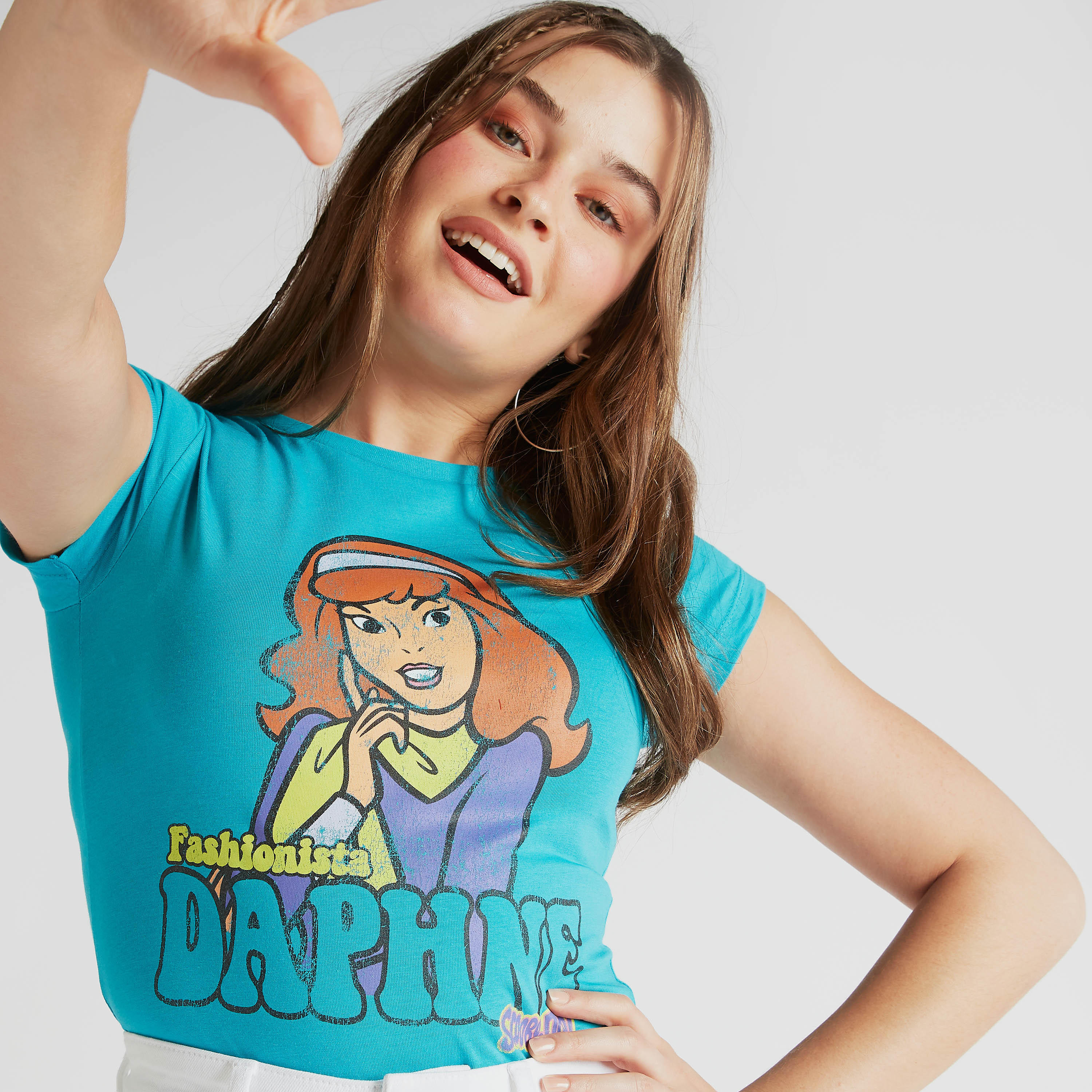 تيشيرت بياقة ضيّقة وأكمام كاب قصيرة وطبعات دافني بليك-women-clothing-tshirts-image-5