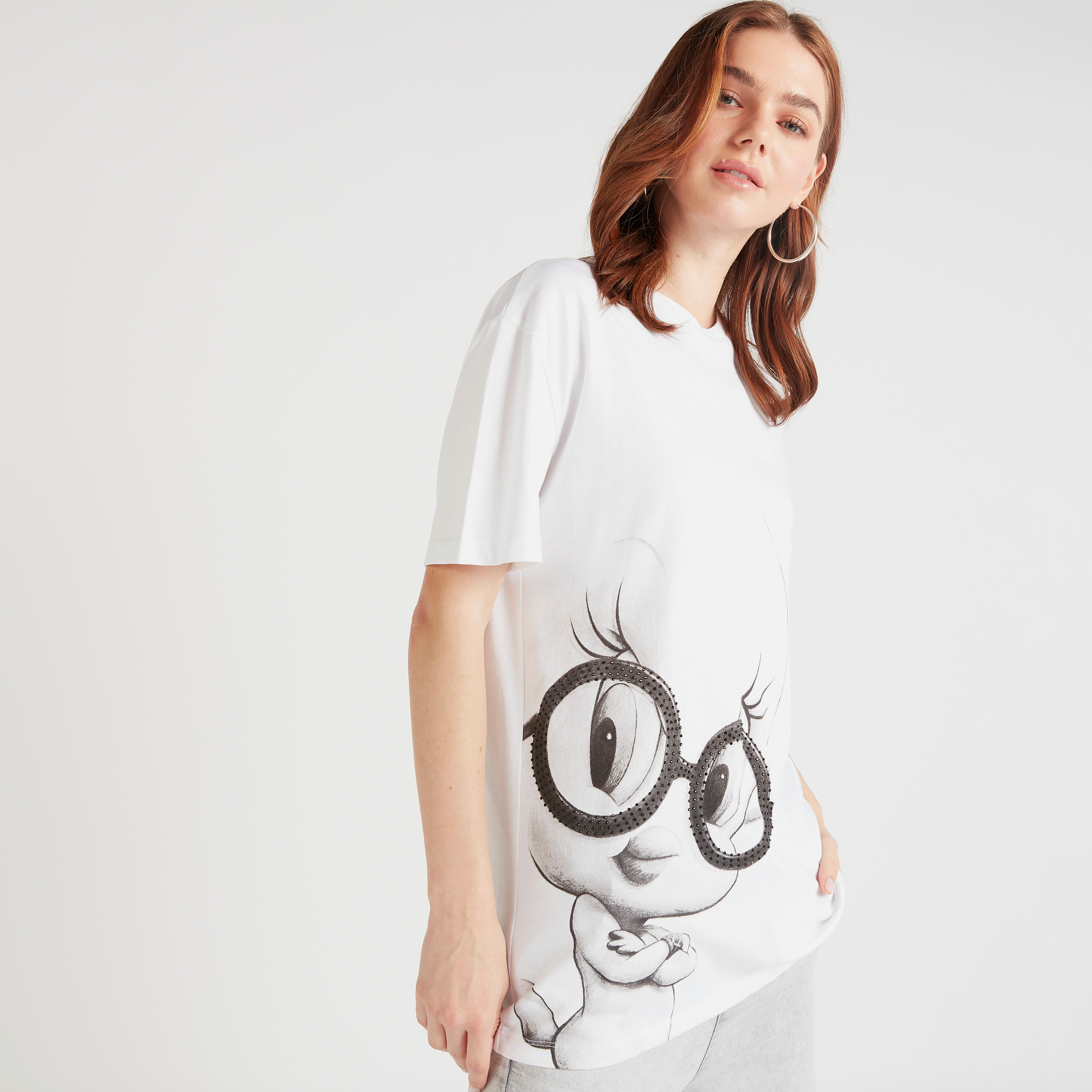 تيشيرت بياقة ضيّقة وأكمام قصيرة وطبعات تويتي-women-clothing-tshirts-image-1