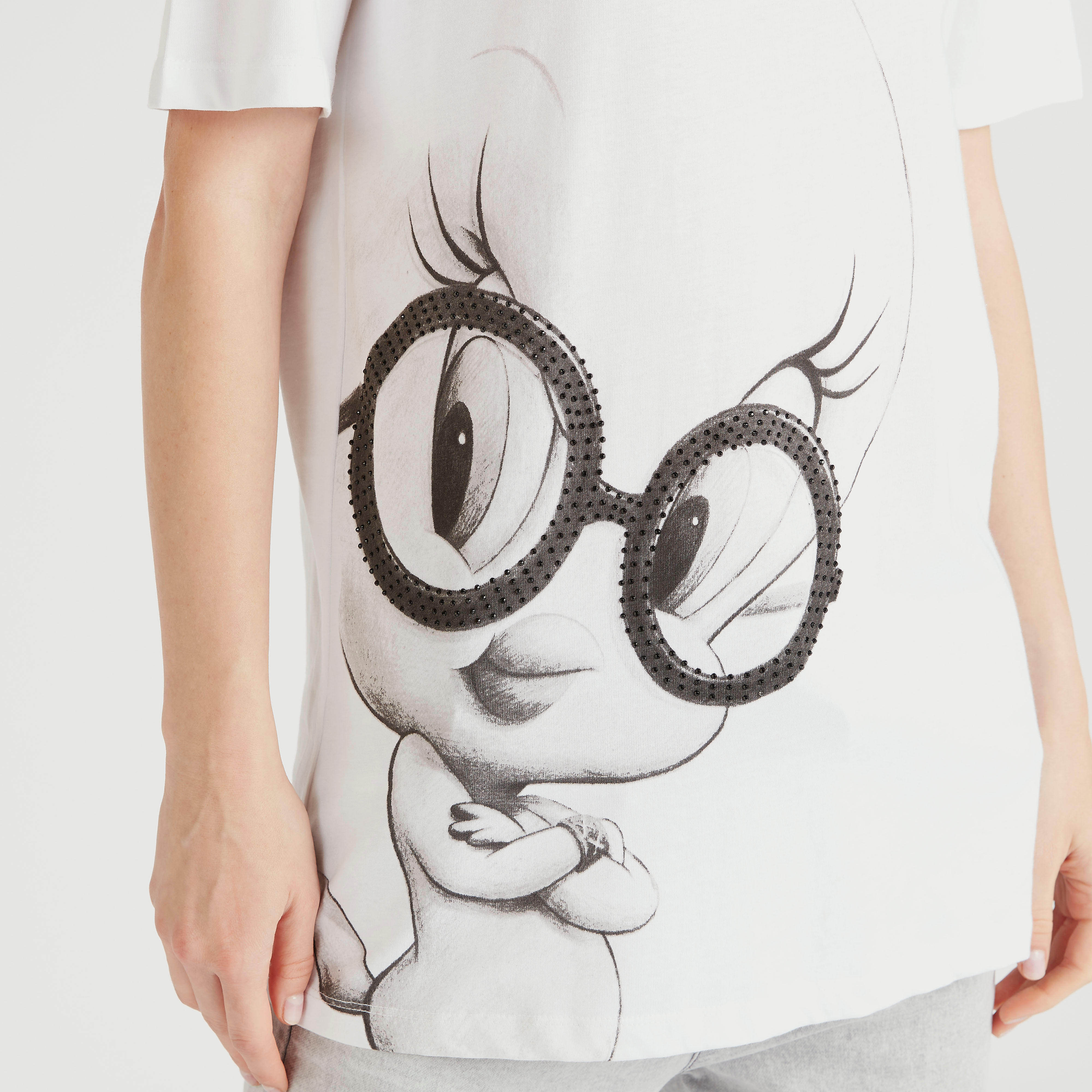 تيشيرت بياقة ضيّقة وأكمام قصيرة وطبعات تويتي-women-clothing-tshirts-image-3