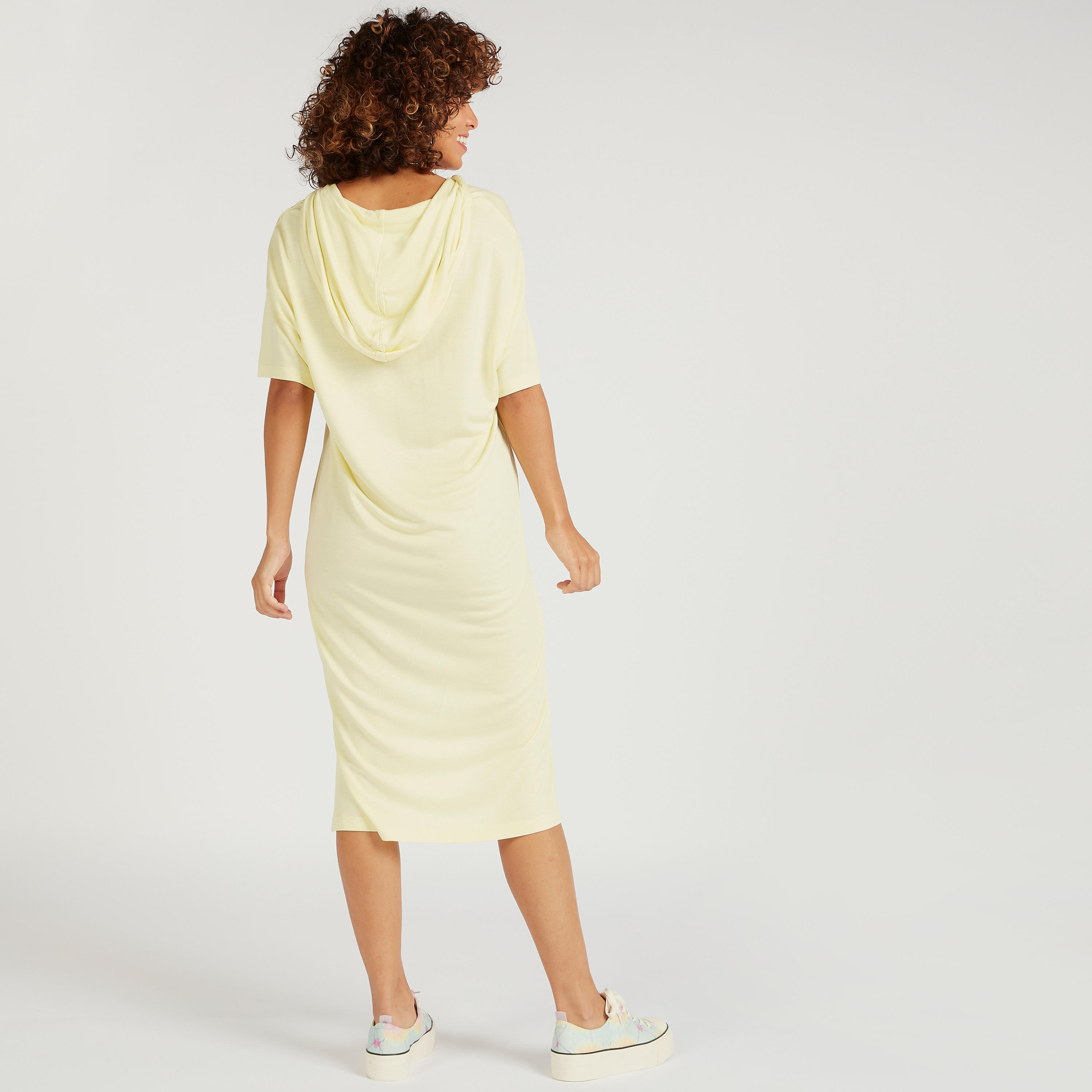 فستان تيشيرت ميدي بطبعات شعار وندر وومن-women-clothing-dresses-image-4