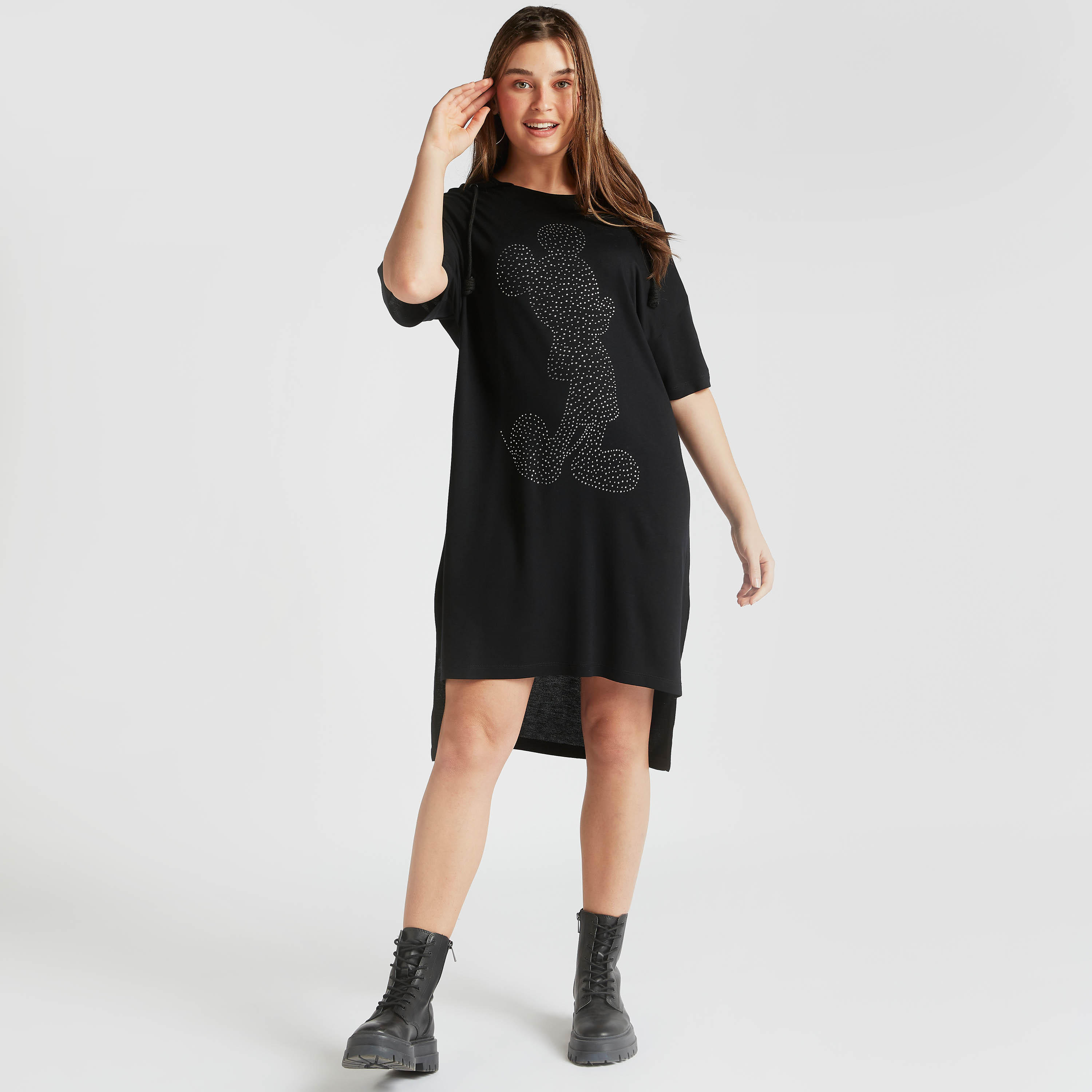 فستان واسع بتزيينات ميكي ماوس وأطراف غير مستوية وأكمام قصيرة-women-clothing-dresses-image-2