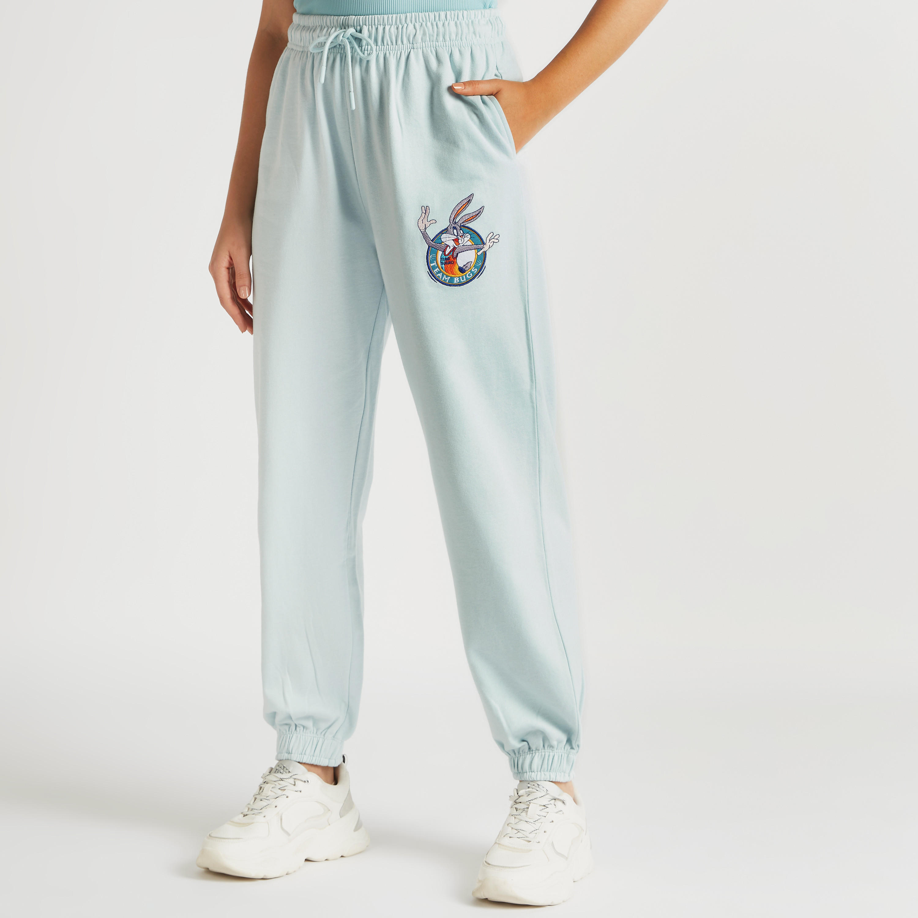 بنطلون رياضي برباط وتطريز باجز باني-women-clothing-bottoms-joggers-image-7