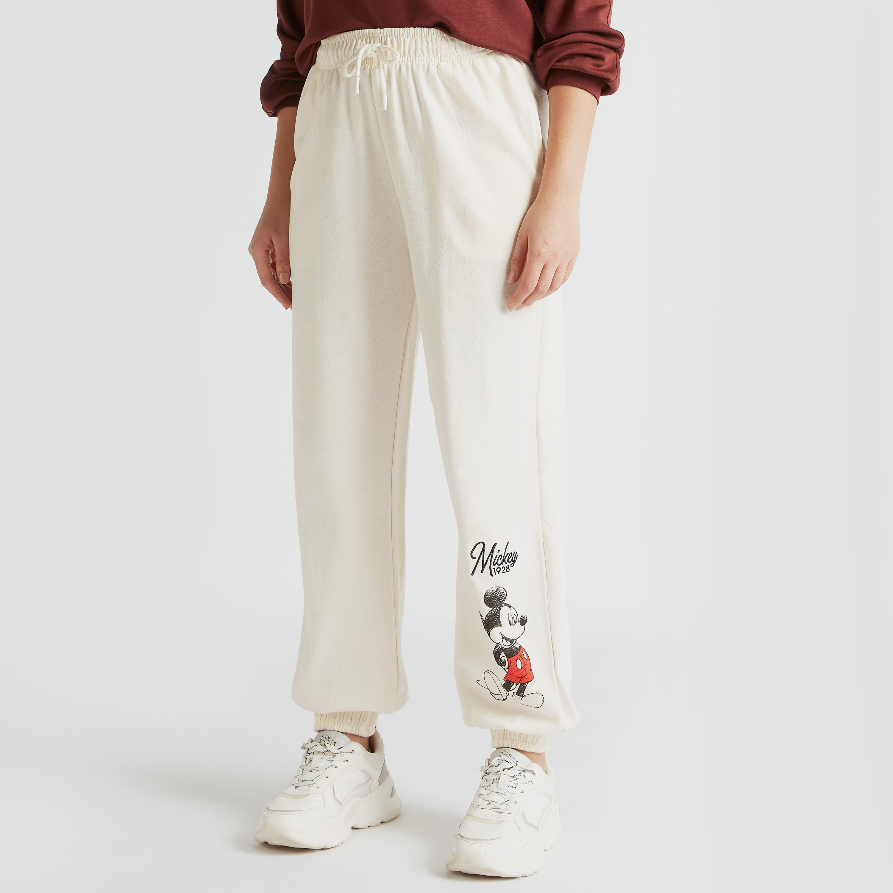 بنطلون رياضي بخصر متوسّط الارتفاع ورباط وجيوب وطبعات ميكي ماوس-women-clothing-bottoms-joggers-image-1