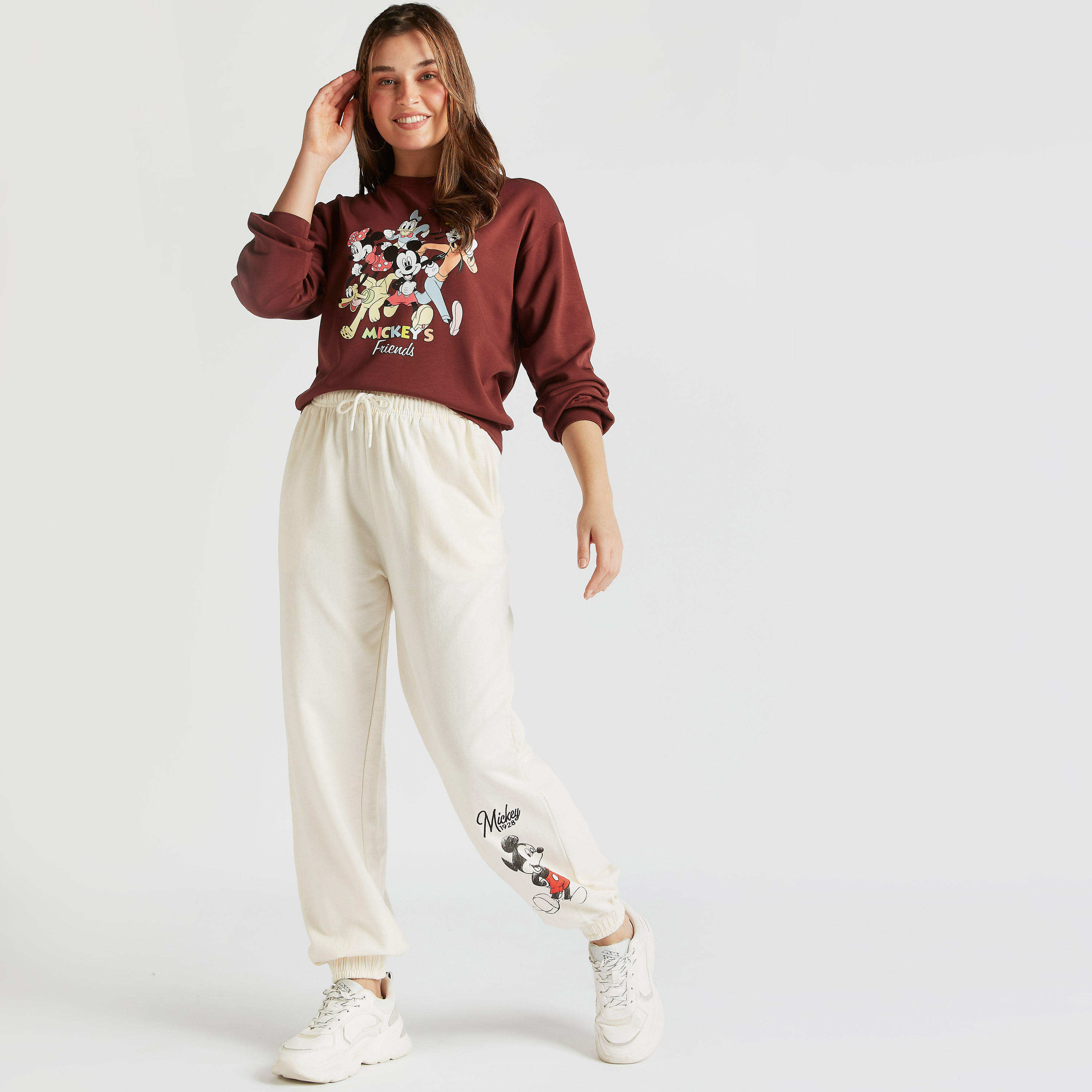 بنطلون رياضي بخصر متوسّط الارتفاع ورباط وجيوب وطبعات ميكي ماوس-women-clothing-bottoms-joggers-image-2