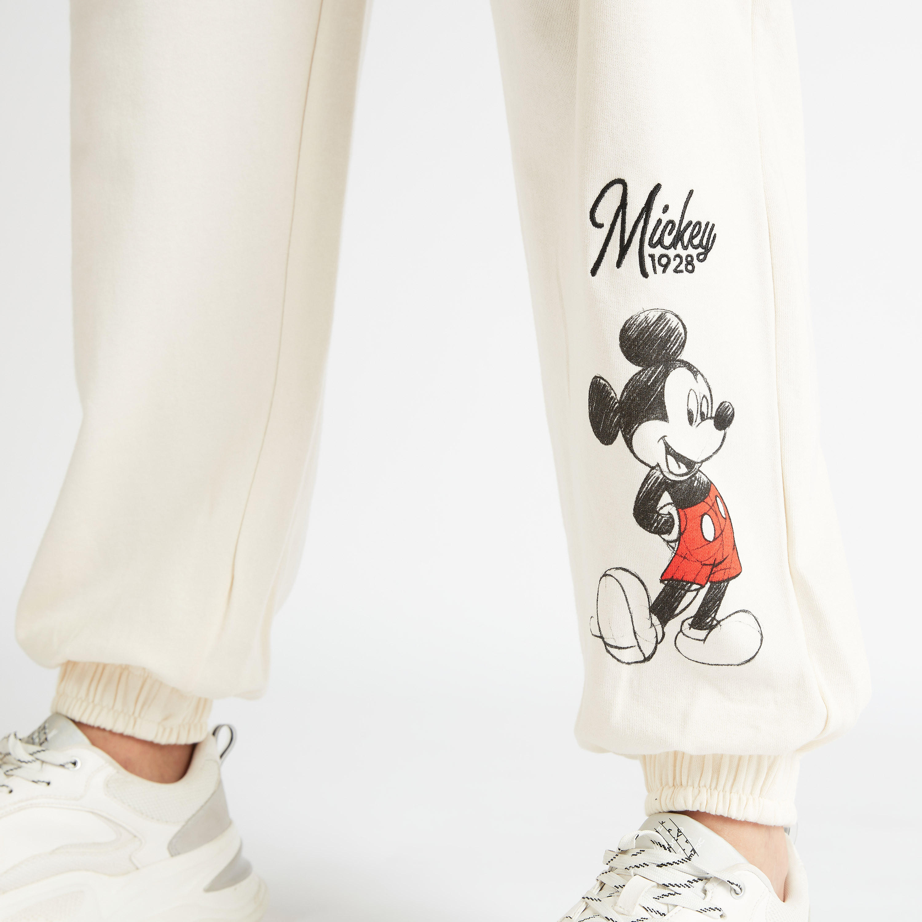 بنطلون رياضي بخصر متوسّط الارتفاع ورباط وجيوب وطبعات ميكي ماوس-women-clothing-bottoms-joggers-image-3