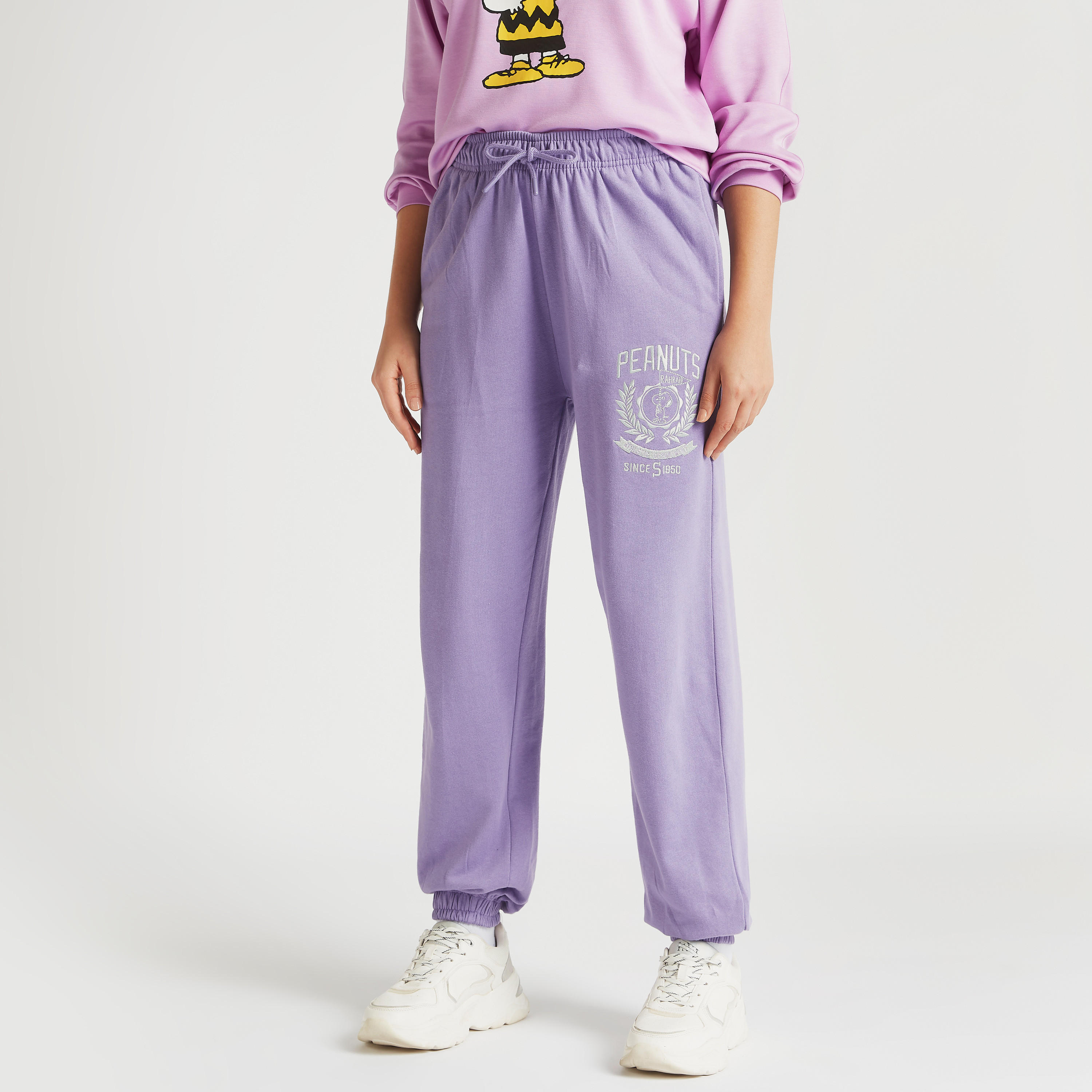 بنطلون رياضي بخصر متوسّط الارتفاع وتطريز بينوتس-women-clothing-bottoms-joggers-image-5