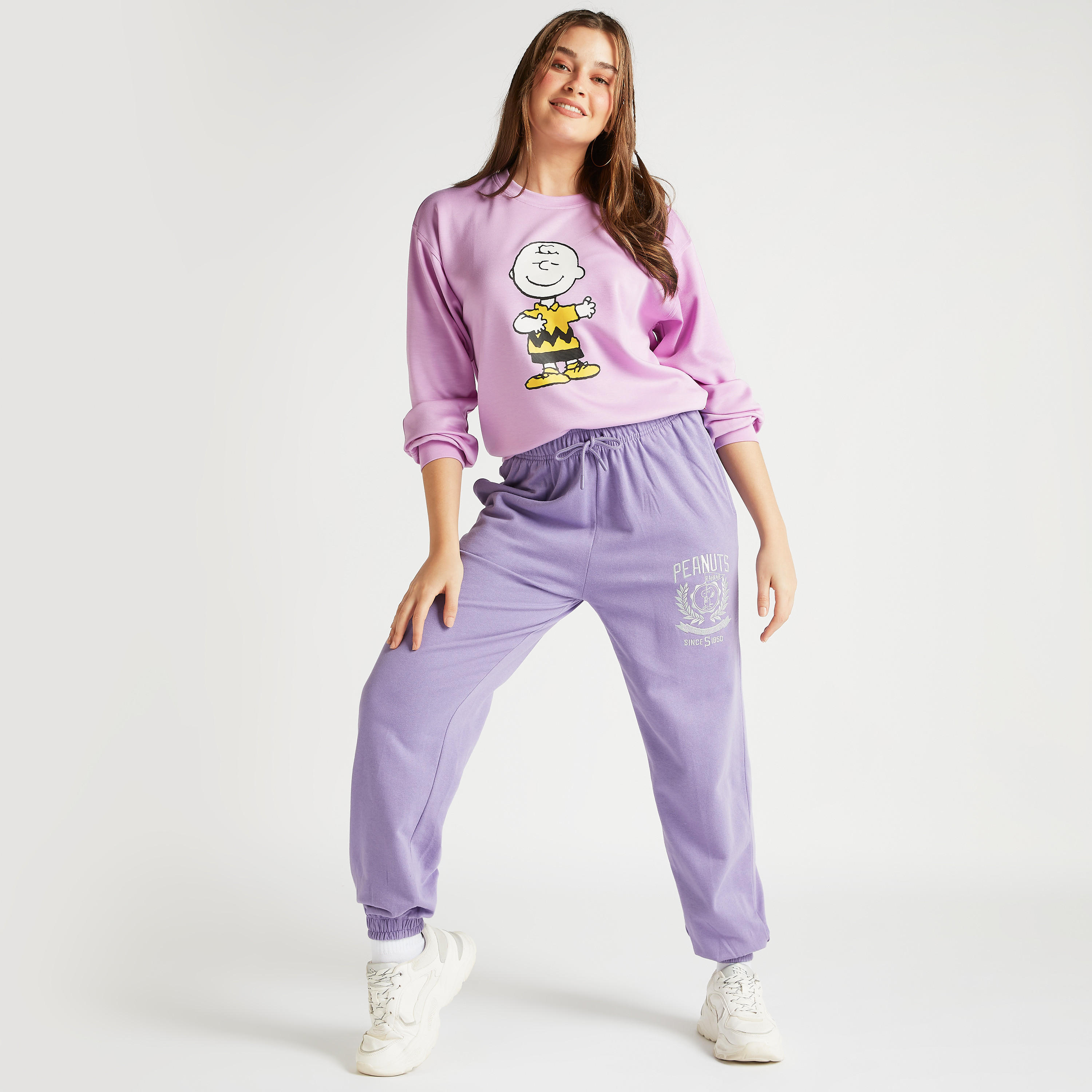 بنطلون رياضي بخصر متوسّط الارتفاع وتطريز بينوتس-women-clothing-bottoms-joggers-image-4