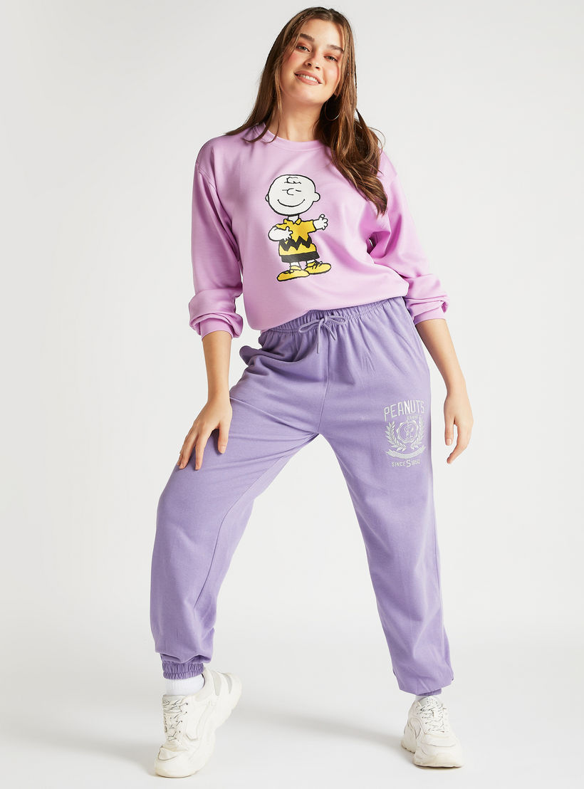 بنطلون رياضي بخصر متوسّط الارتفاع وتطريز بينوتس-women-clothing-bottoms-joggers-image-4