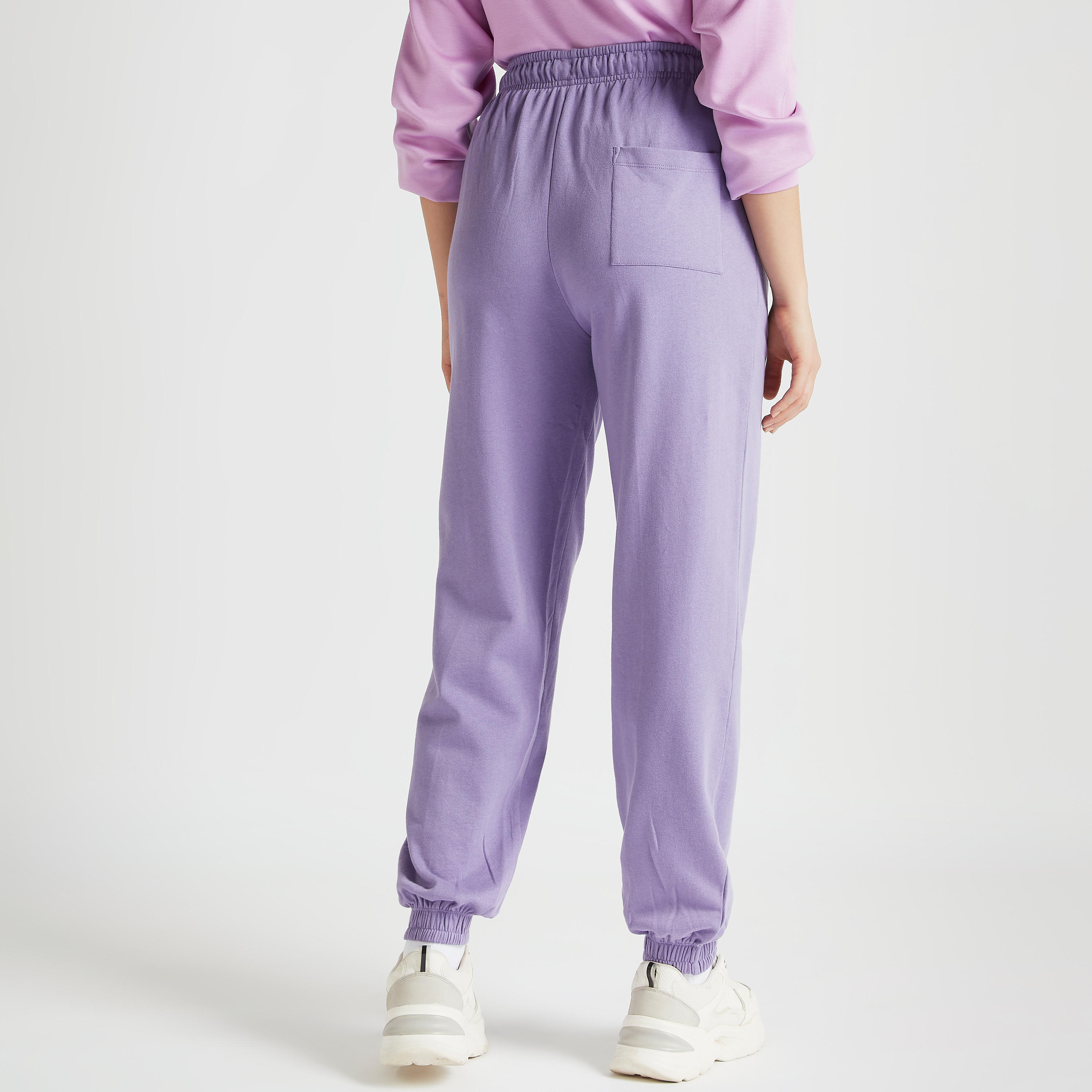 بنطلون رياضي بخصر متوسّط الارتفاع وتطريز بينوتس-women-clothing-bottoms-joggers-image-2