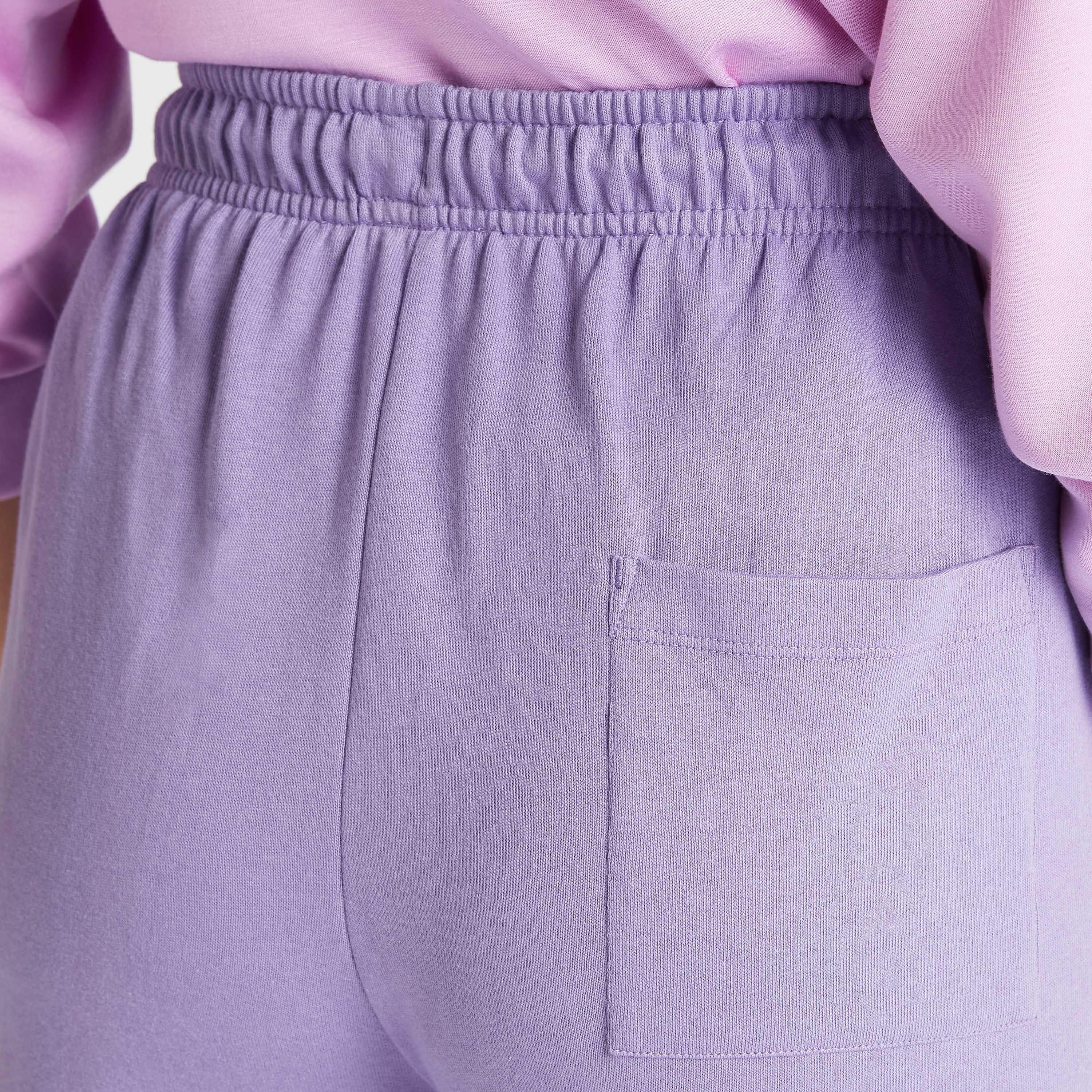 بنطلون رياضي بخصر متوسّط الارتفاع وتطريز بينوتس-women-clothing-bottoms-joggers-image-1