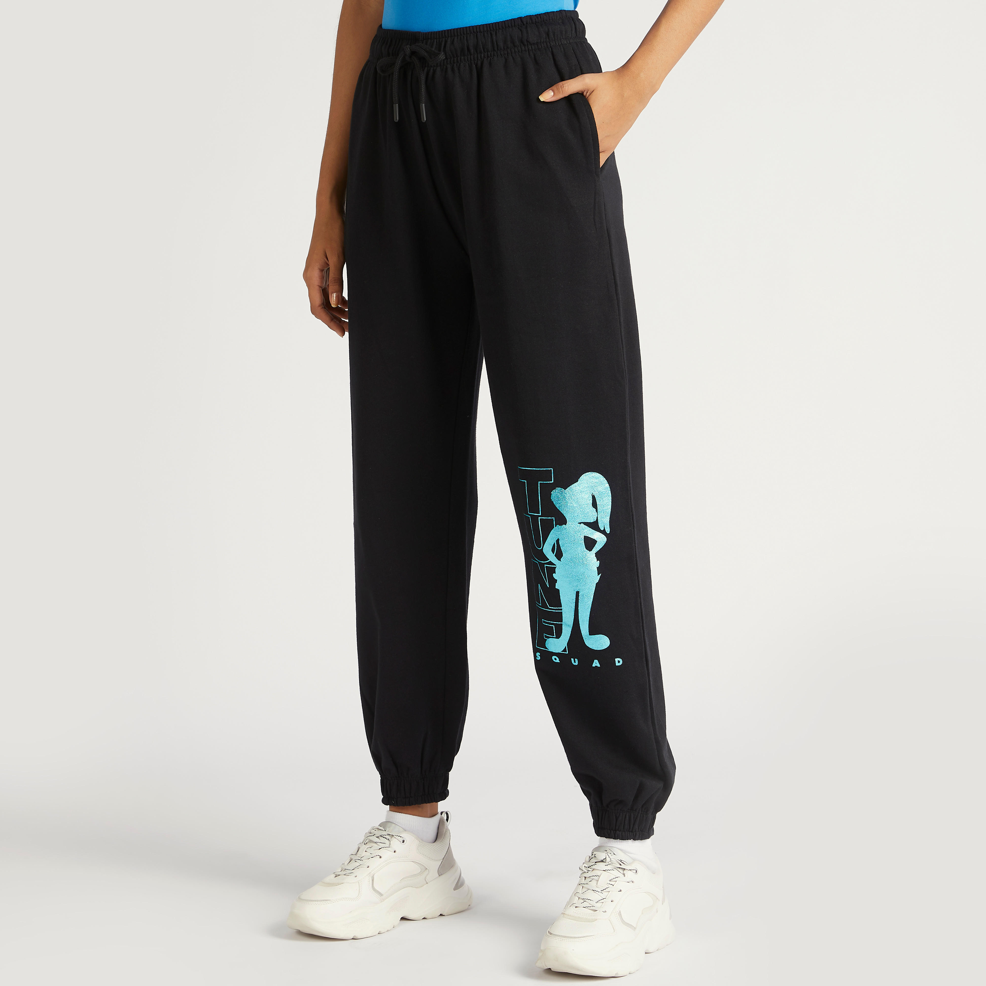 بنطلون رياضي برباط إغلاق وطبعات لوني تونز وجيوب-women-clothing-bottoms-joggers-image-1
