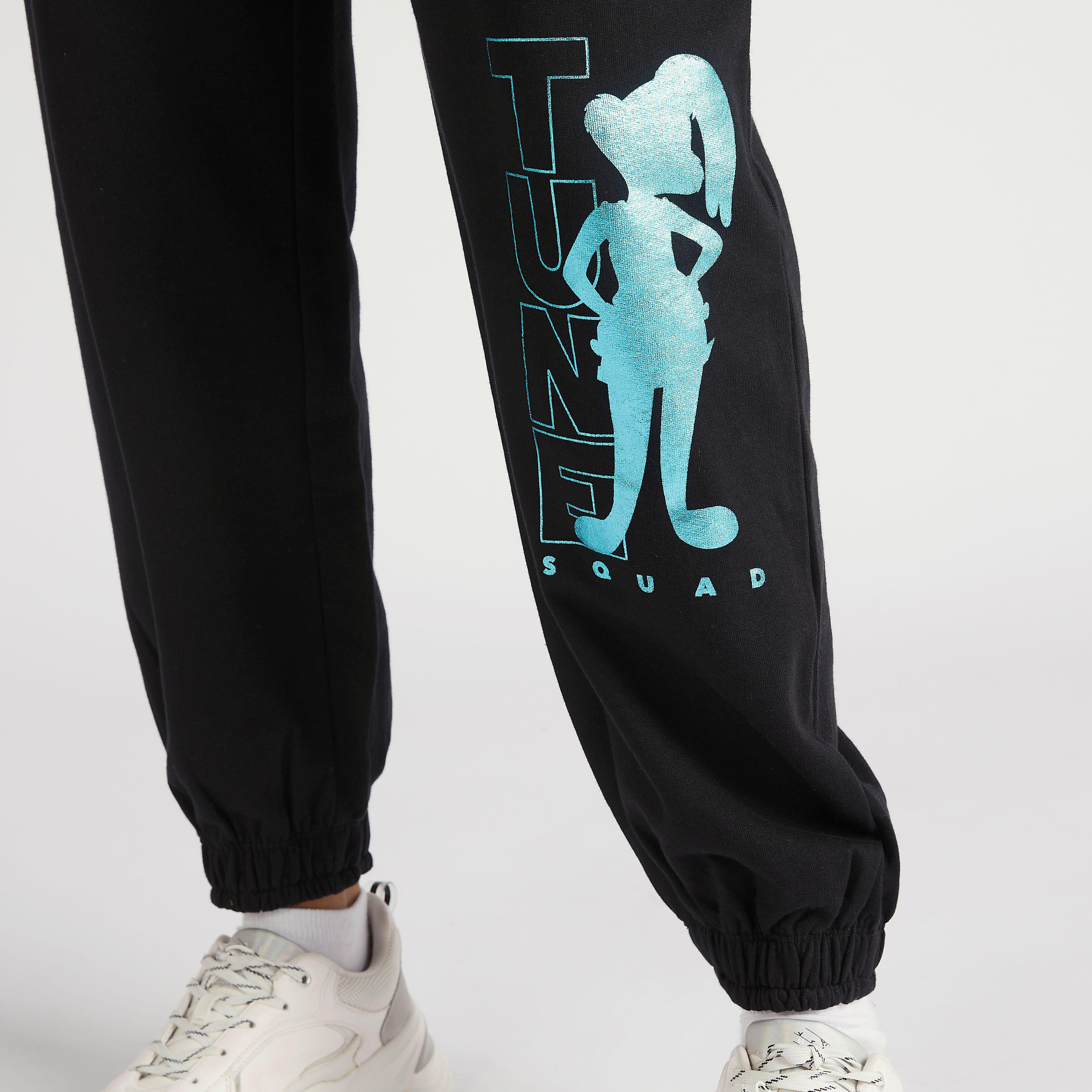 بنطلون رياضي برباط إغلاق وطبعات لوني تونز وجيوب-women-clothing-bottoms-joggers-image-3