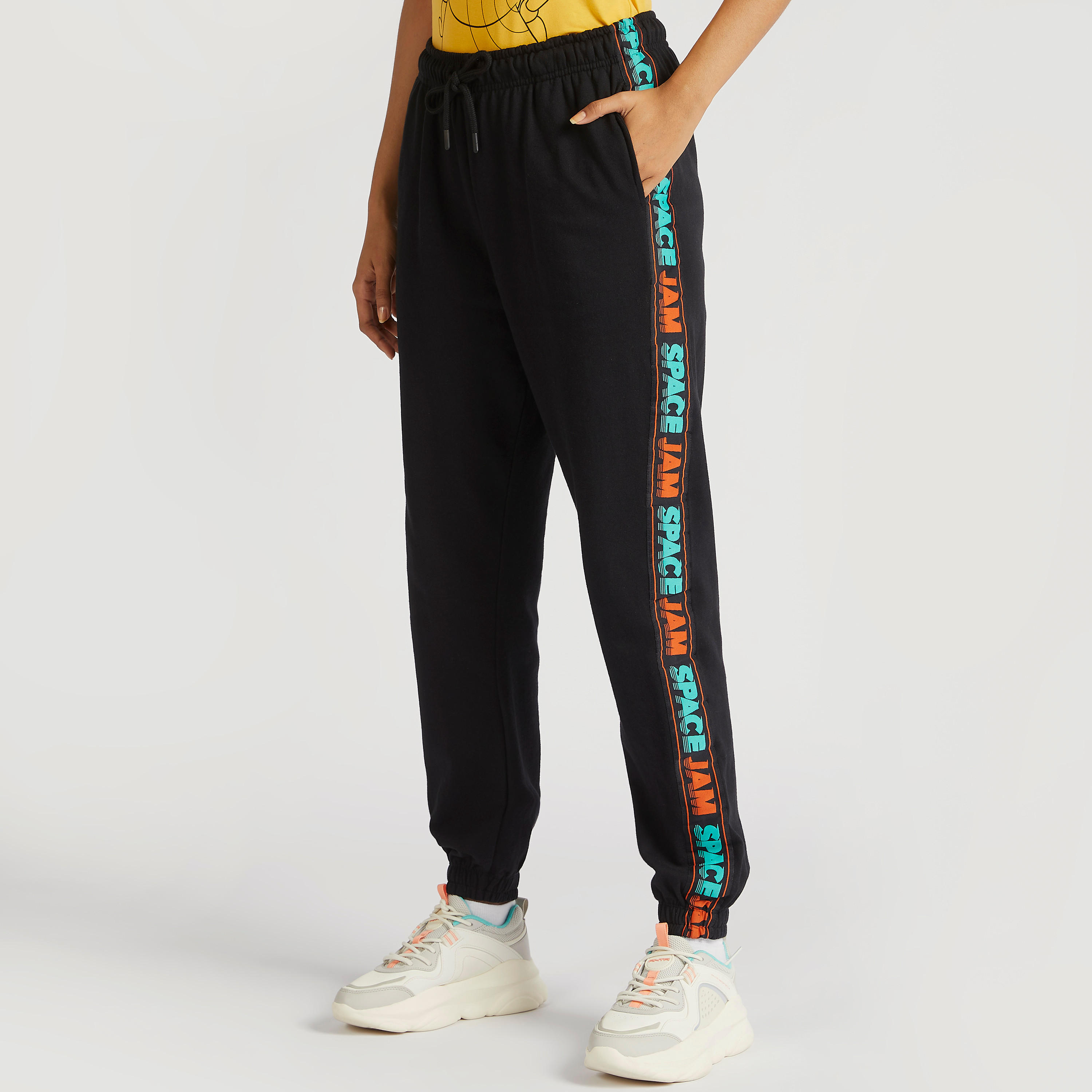 بنطلون رياضي برباط إغلاق وطبعات نصية وشرائط جانبية-women-clothing-bottoms-joggers-image-1