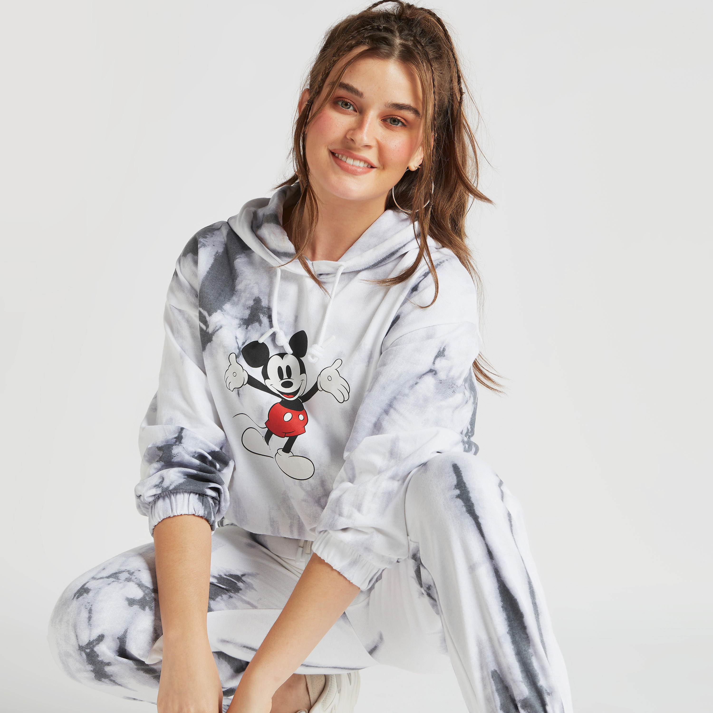 هودي بطبعات ميكي ماوس وأكمام طويلة-women-winterwear-hoodiesandsweatshirts-hoodies-image-1