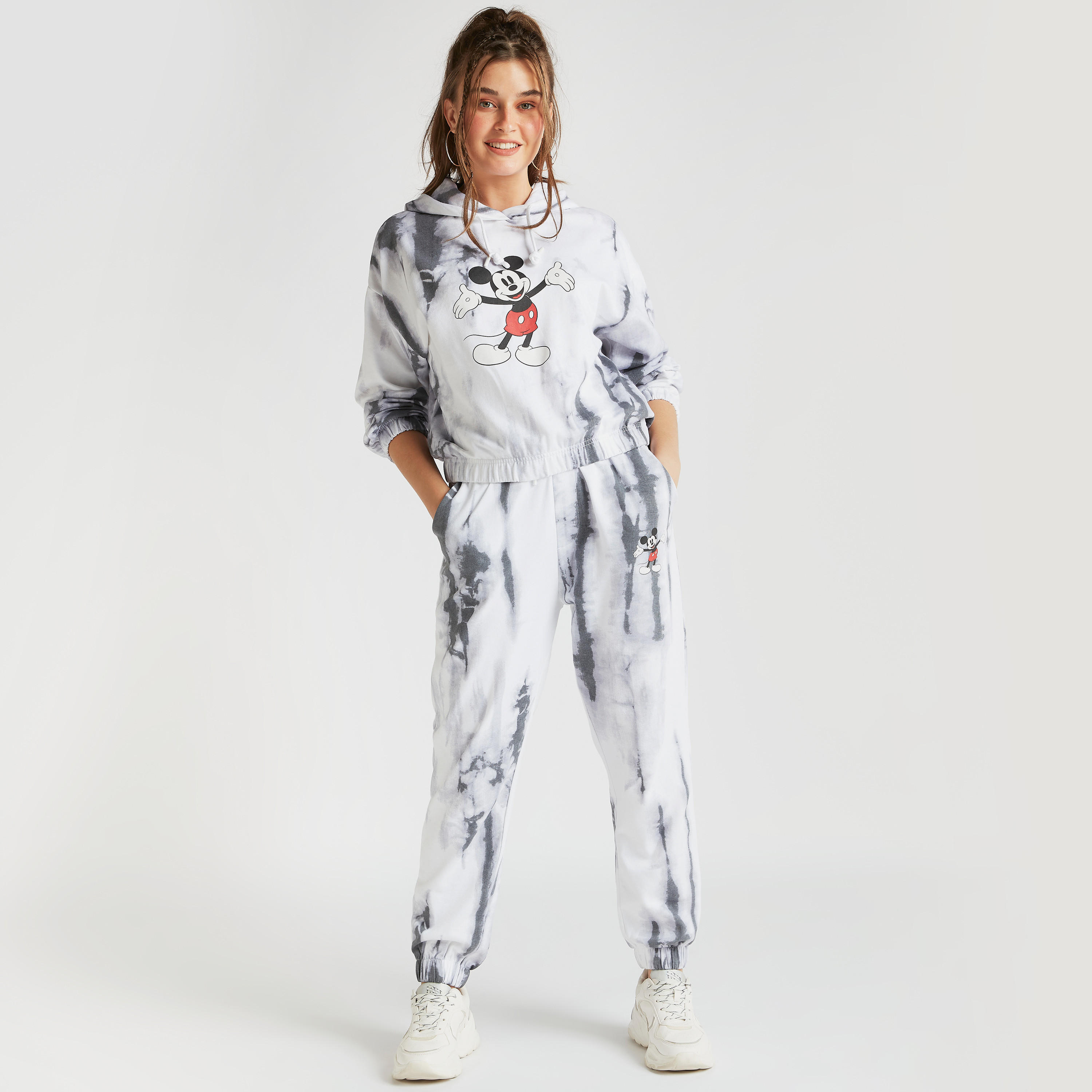 هودي بطبعات ميكي ماوس وأكمام طويلة-women-winterwear-hoodiesandsweatshirts-hoodies-image-2