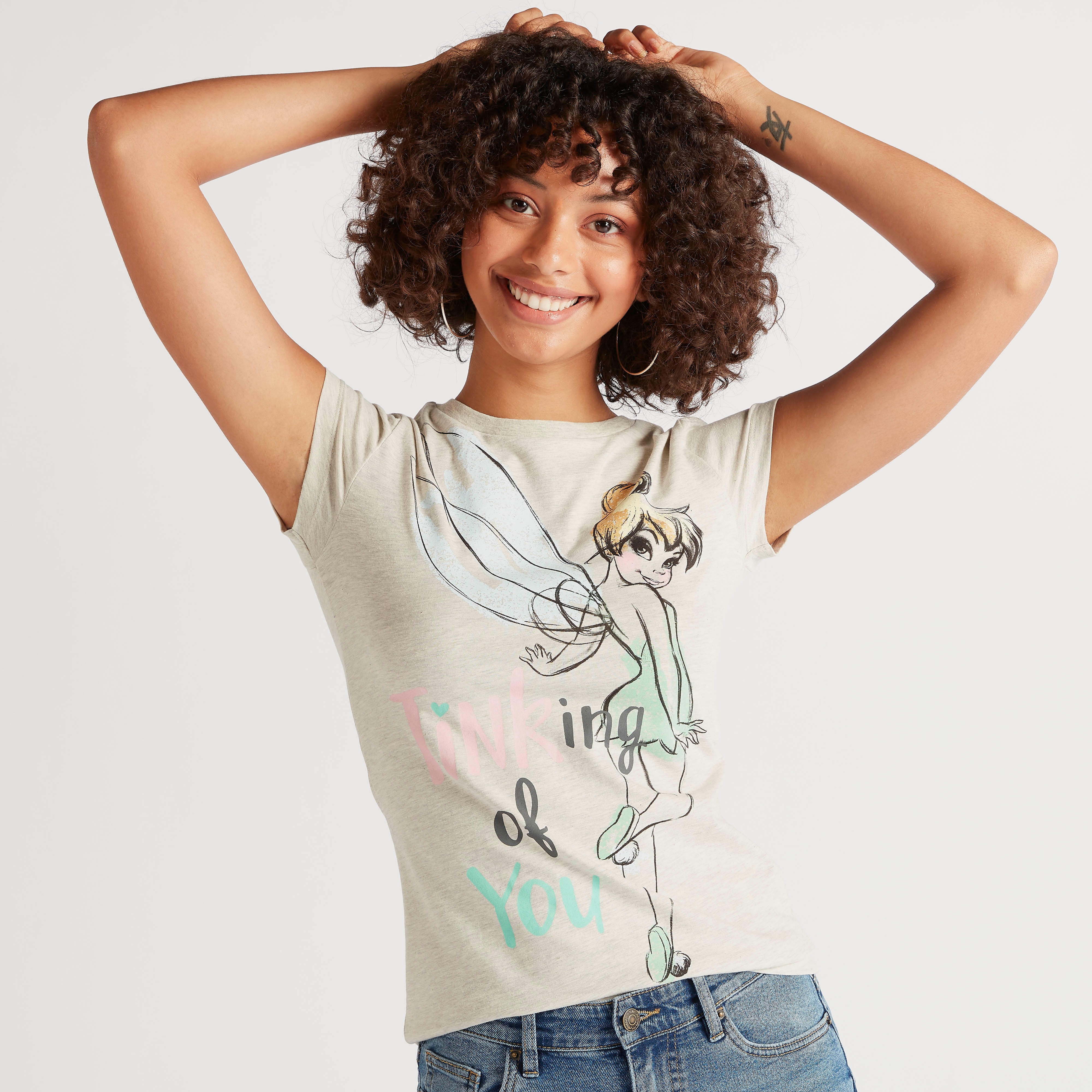 تيشيرت بياقة ضيّقة وأكمام كاب وطبعات تينكربيل-women-clothing-tshirts-image-1