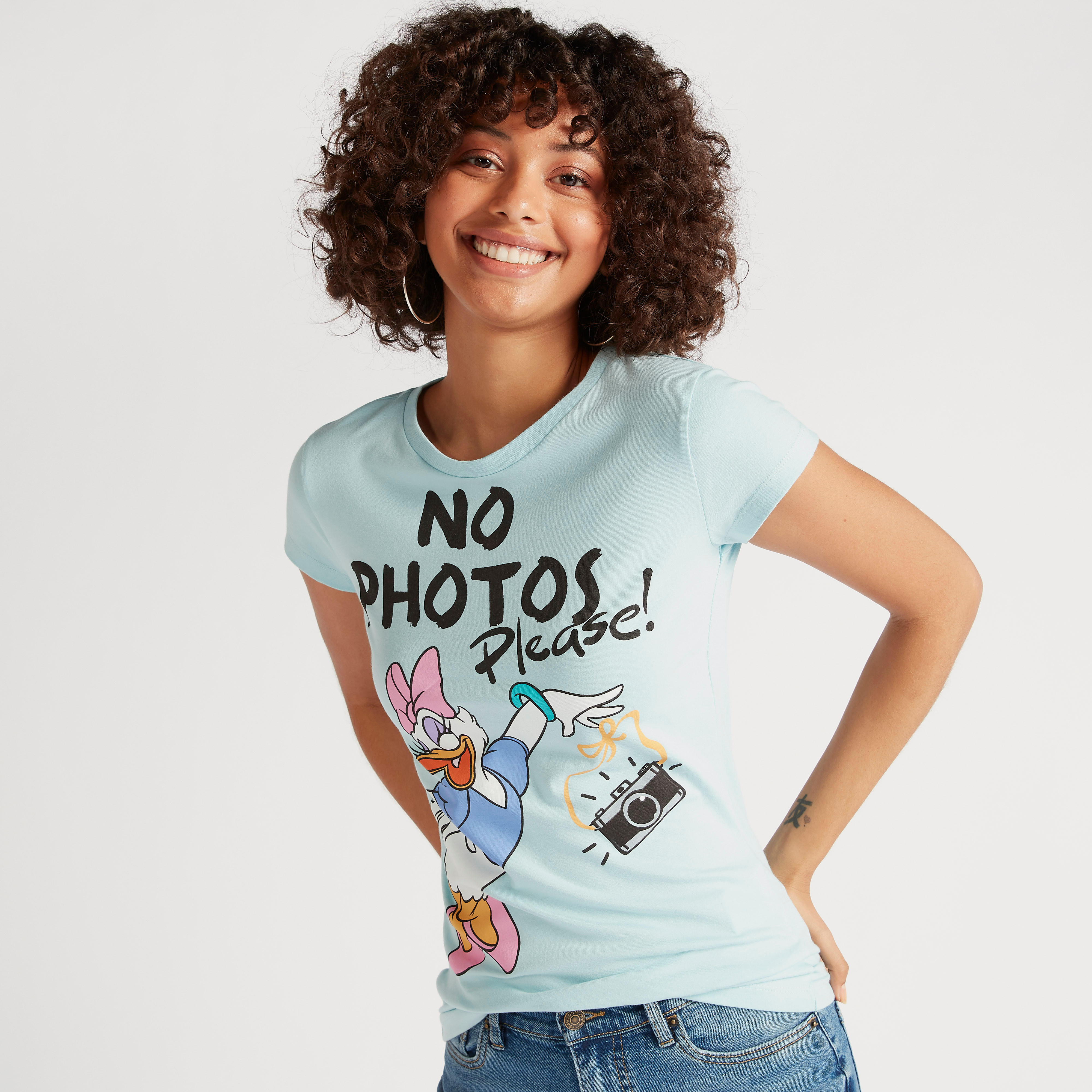 تيشيرت بطبعات ديسي دك وياقة ضيّقة وأكمام كاب-women-clothing-tshirts-image-1