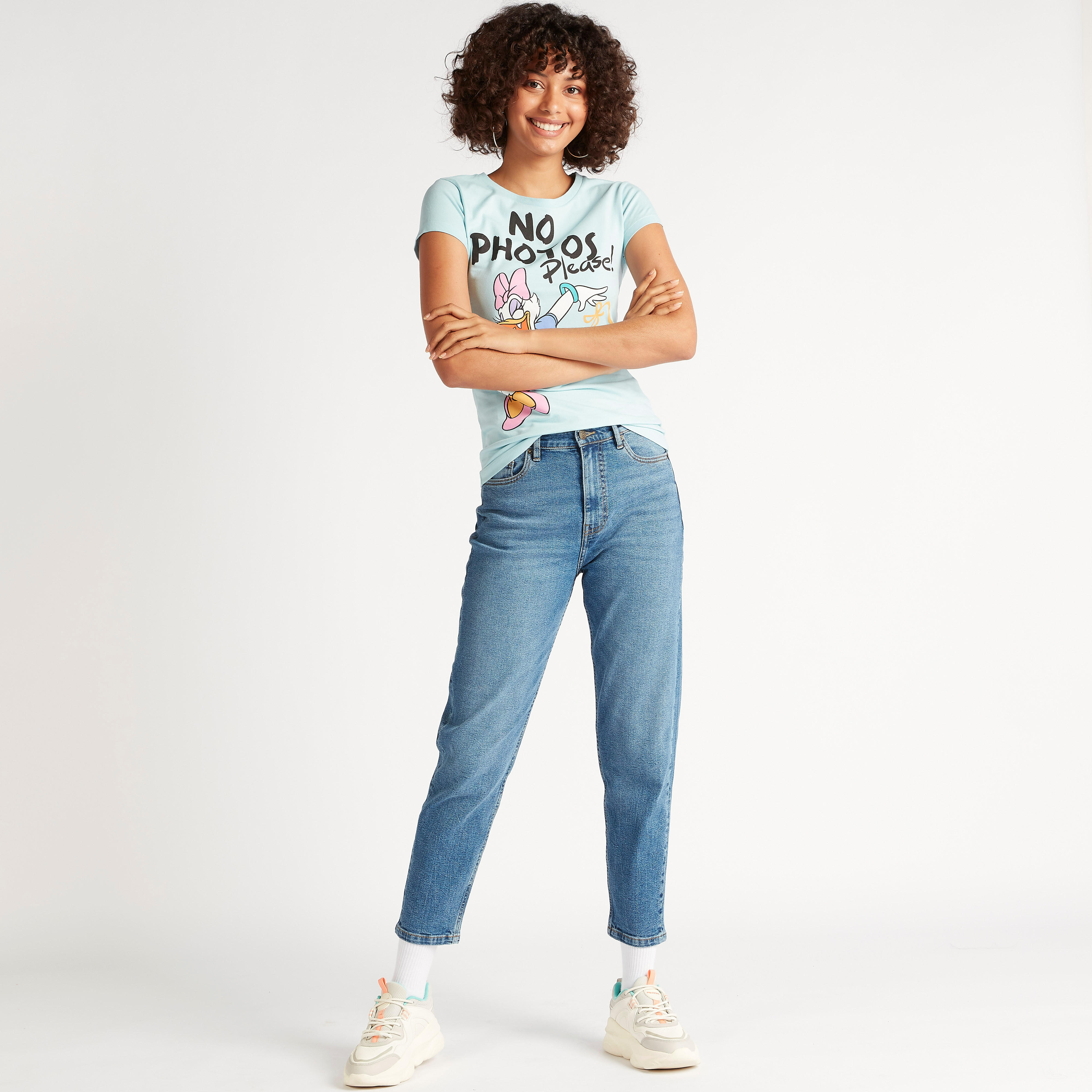 تيشيرت بطبعات ديسي دك وياقة ضيّقة وأكمام كاب-women-clothing-tshirts-image-2