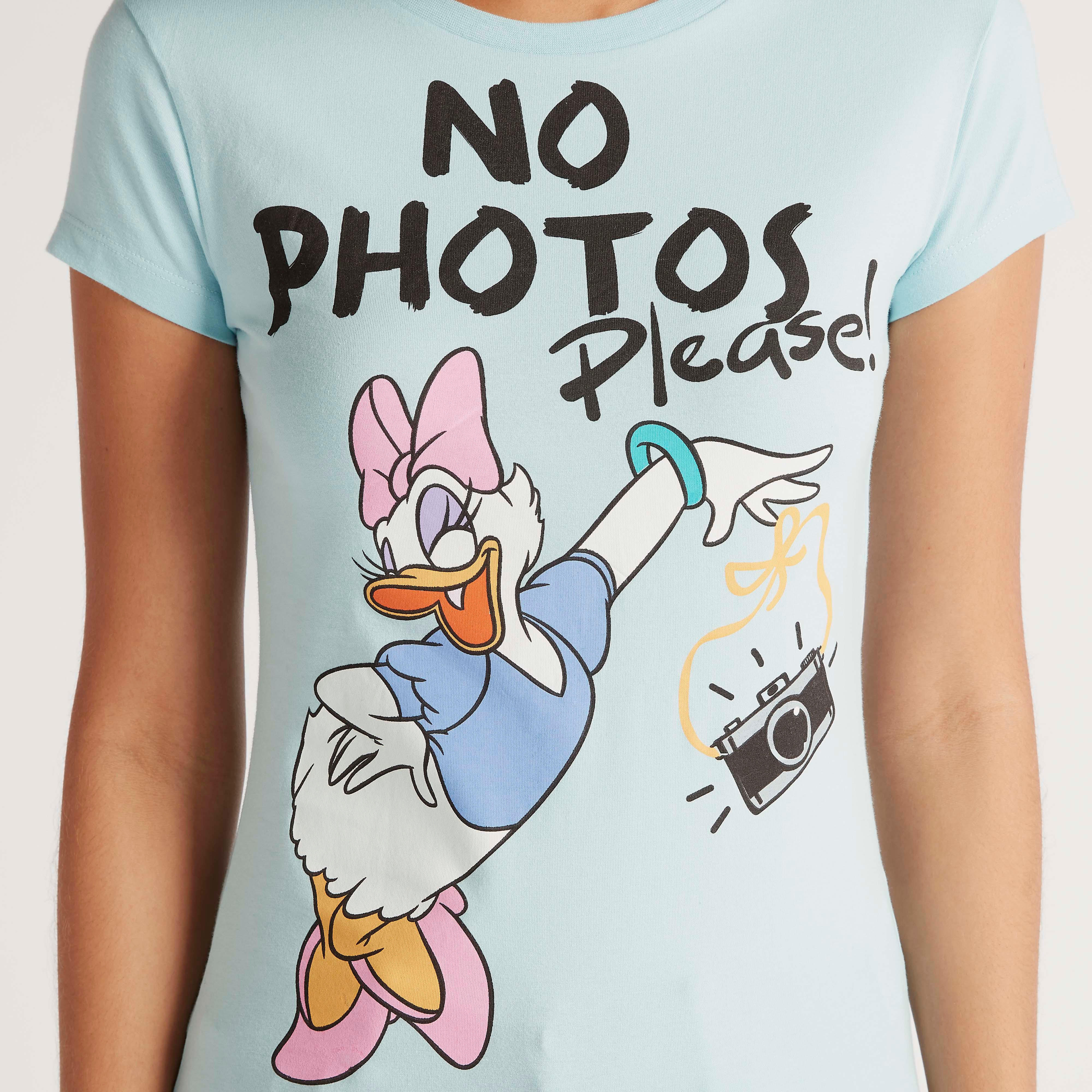 تيشيرت بطبعات ديسي دك وياقة ضيّقة وأكمام كاب-women-clothing-tshirts-image-3
