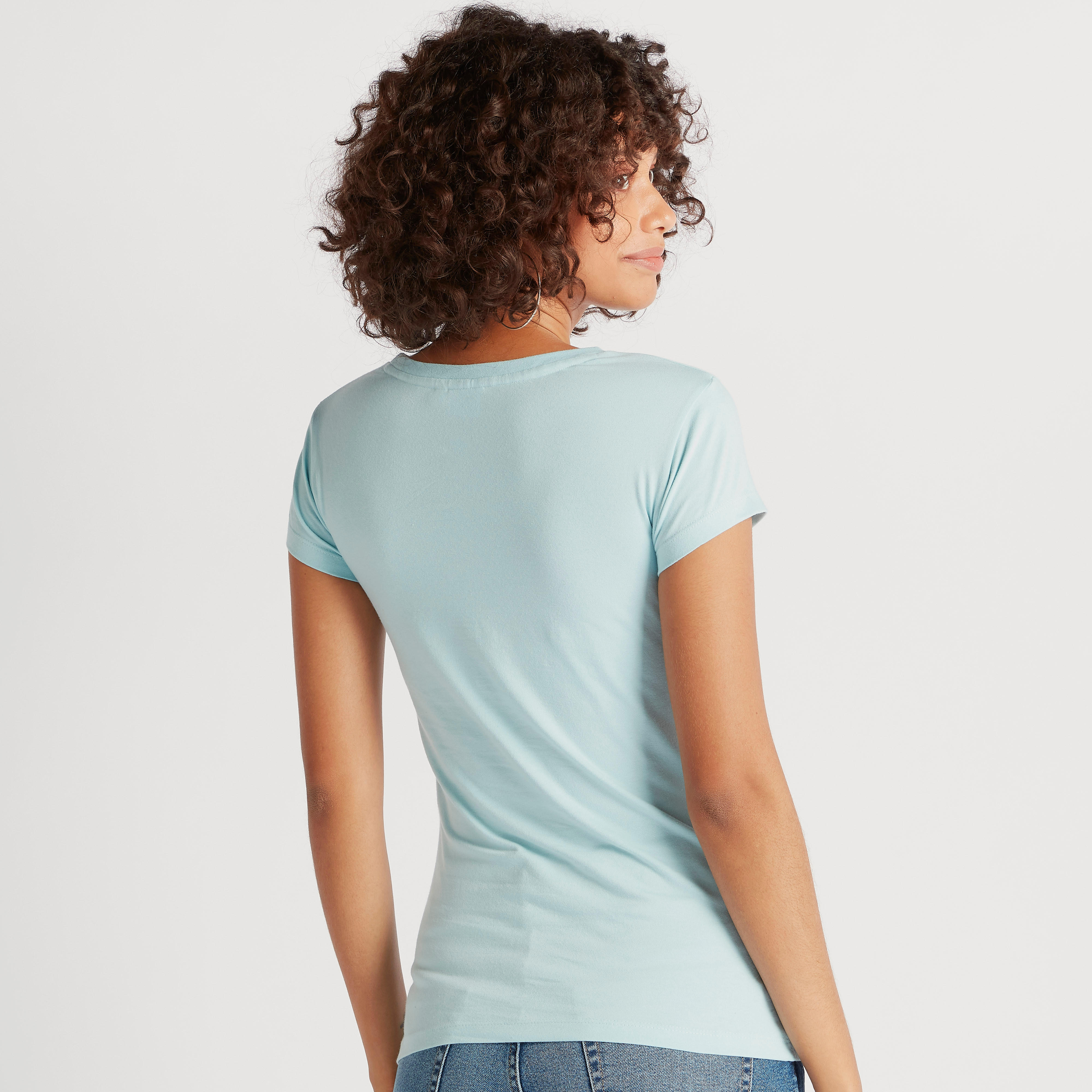 تيشيرت بطبعات ديسي دك وياقة ضيّقة وأكمام كاب-women-clothing-tshirts-image-4