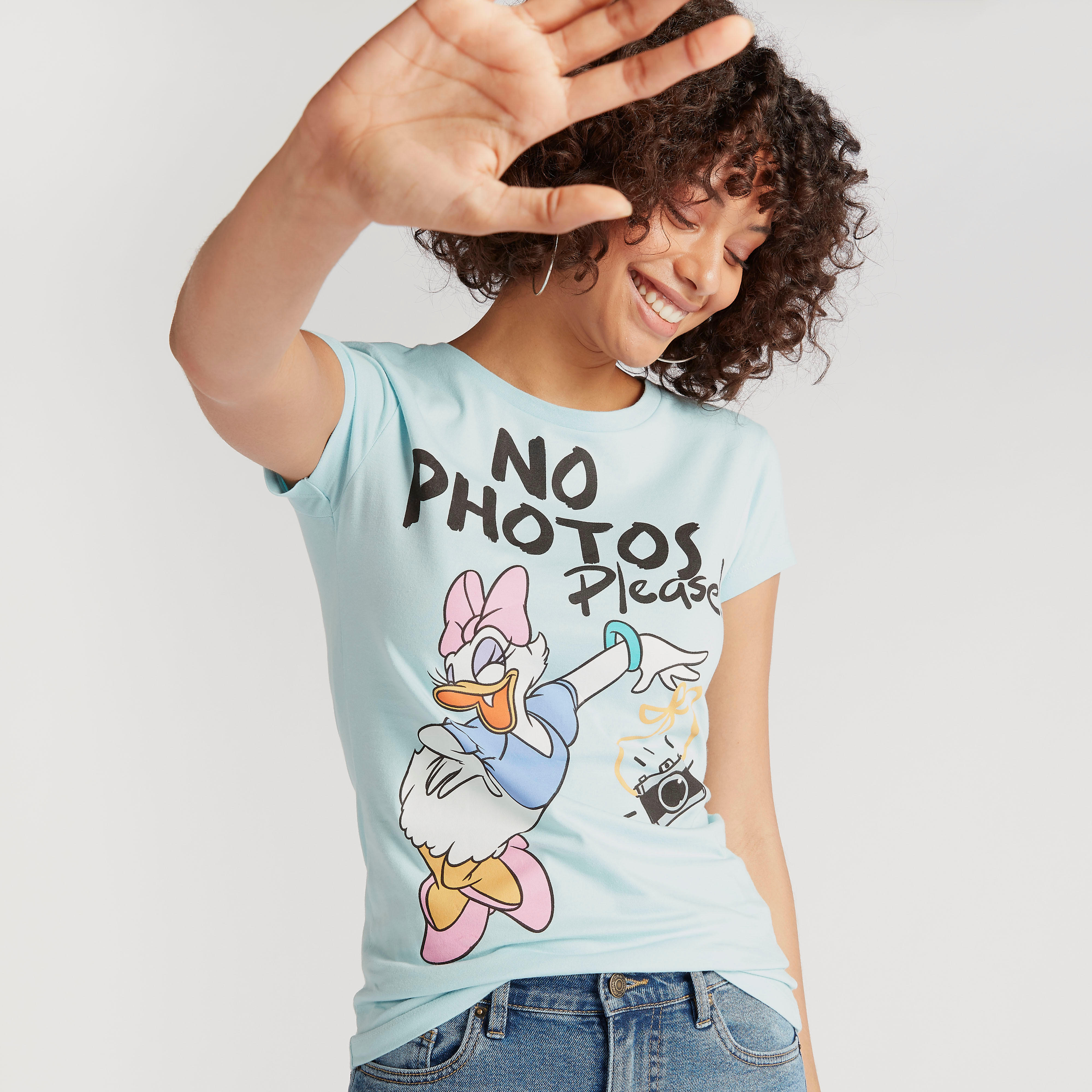 تيشيرت بطبعات ديسي دك وياقة ضيّقة وأكمام كاب-women-clothing-tshirts-image-5