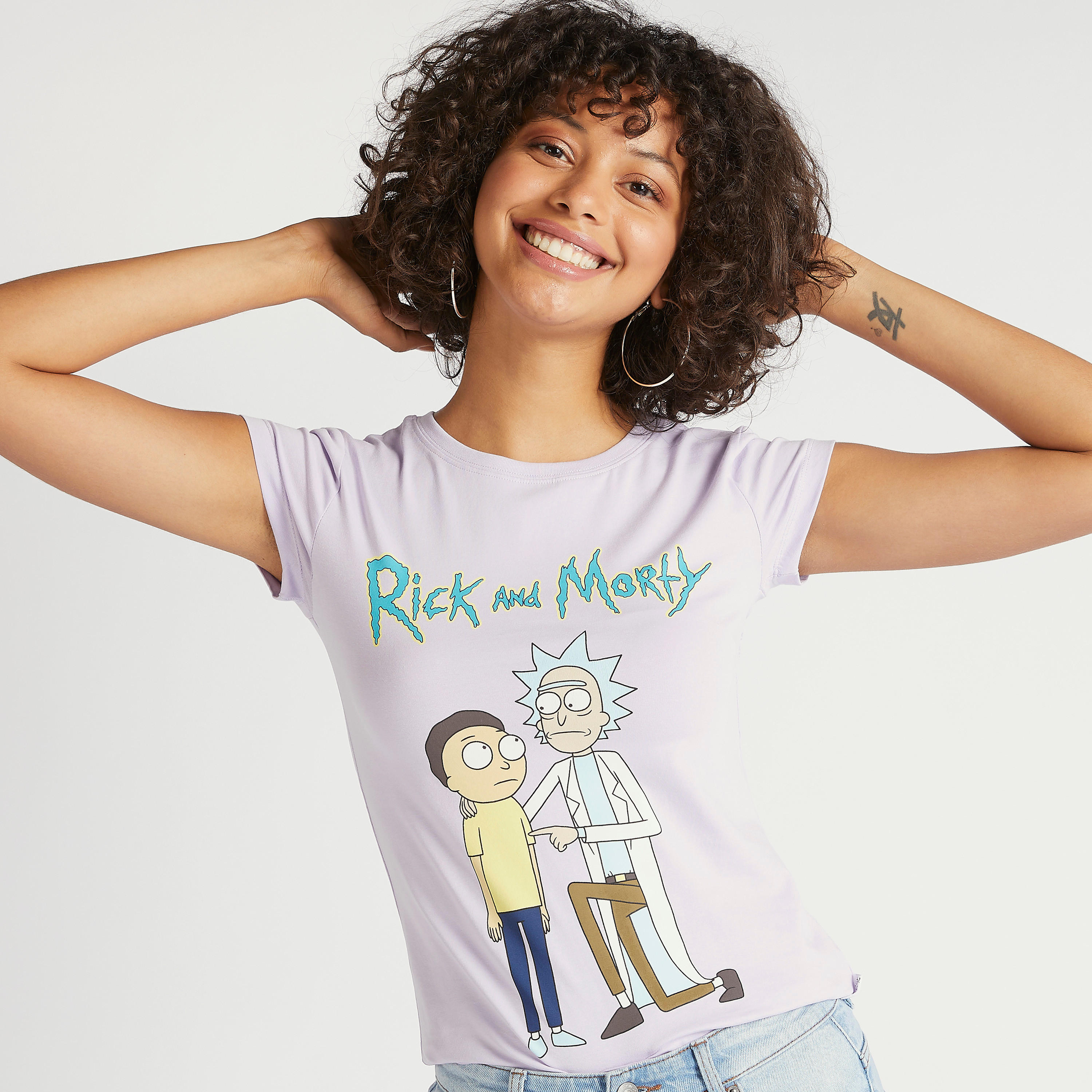 تيشيرت بياقة ضيّقة وأكمام كاب وطبعات ريك آند مورتي-women-clothing-tshirts-image-1