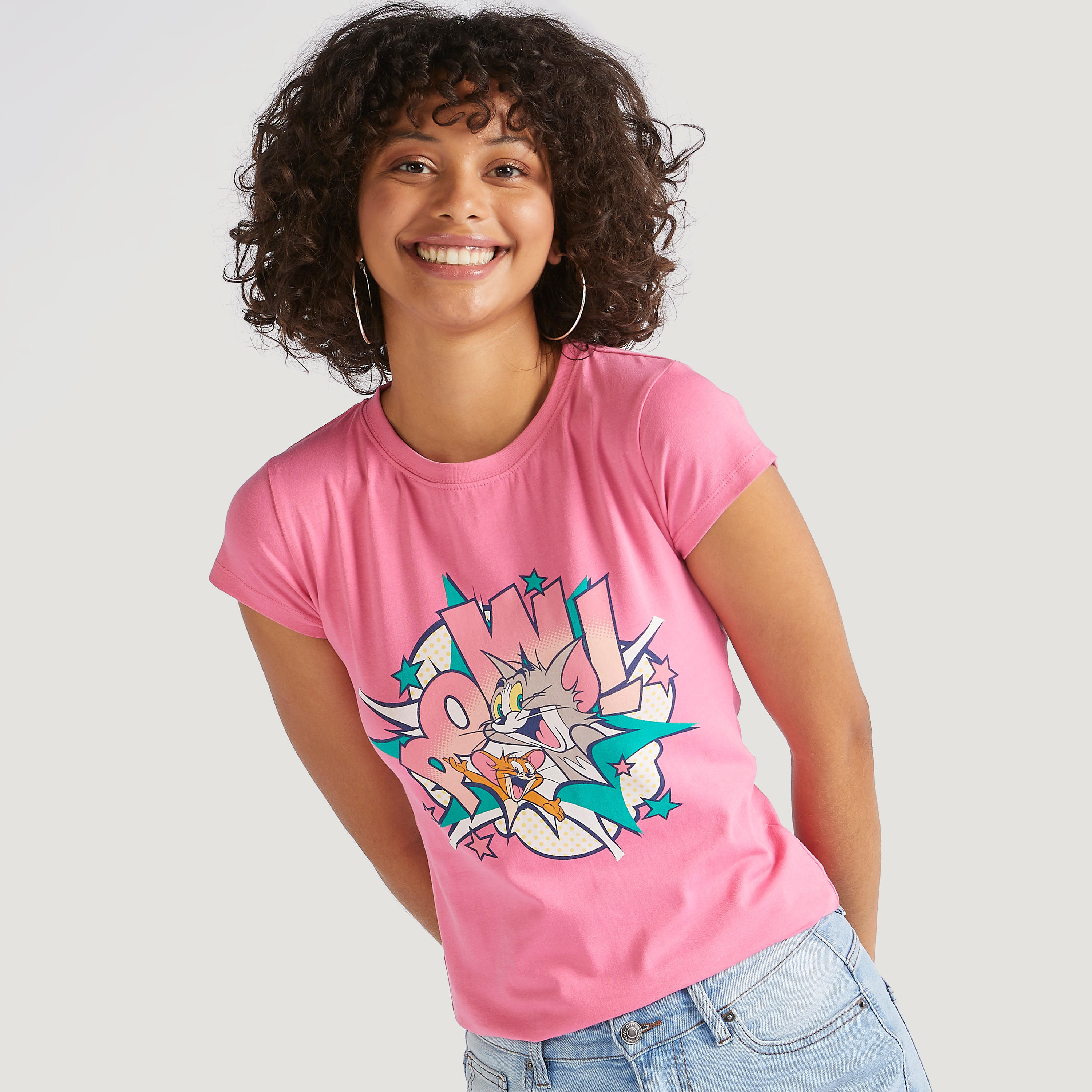 تيشيرت بياقة ضيّقة وأكمام كاب وطبعات توم وجيري-women-clothing-tshirts-image-1