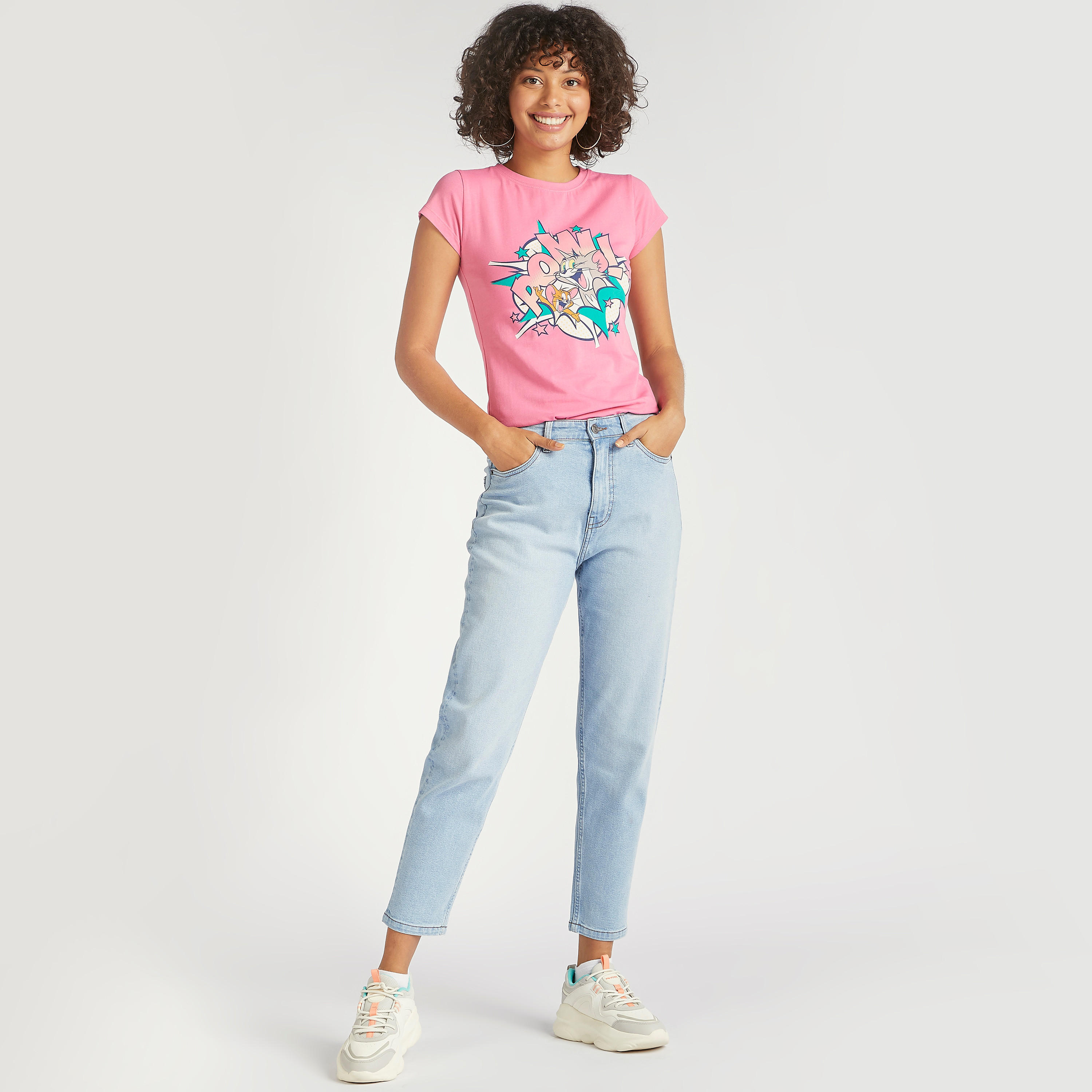 تيشيرت بياقة ضيّقة وأكمام كاب وطبعات توم وجيري-women-clothing-tshirts-image-2