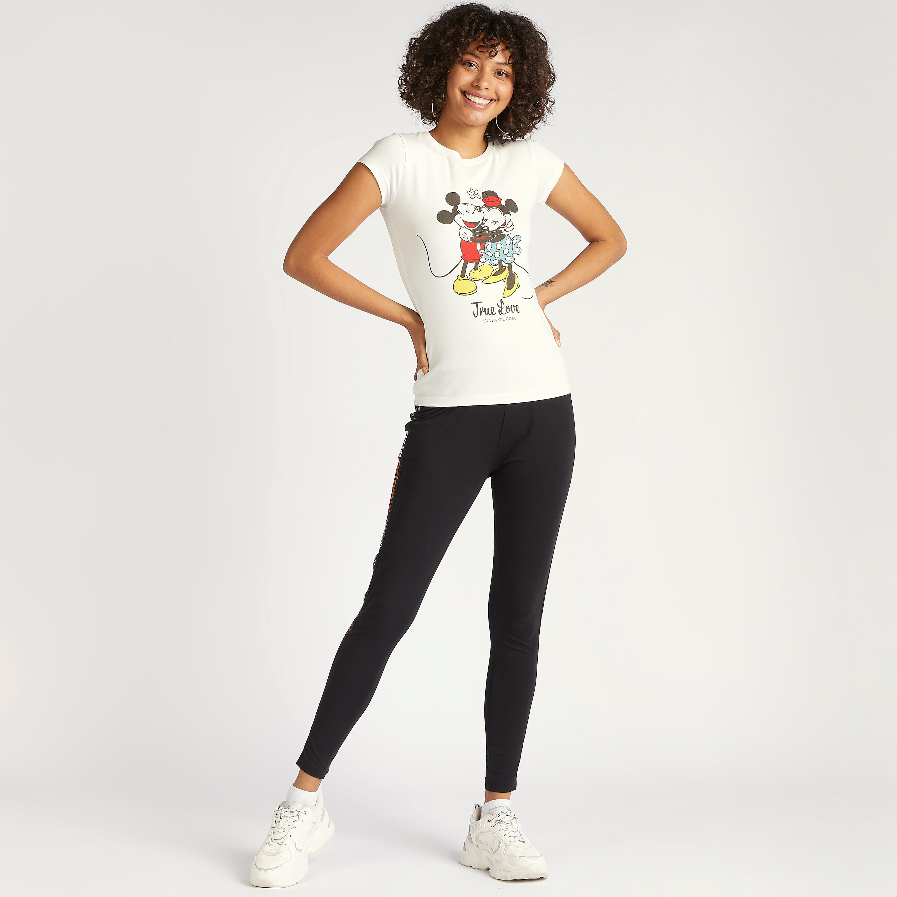تيشيرت بياقة ضيّقة وأكمام كاب وطبعات ميكي وميني ماوس-women-clothing-tshirts-image-2